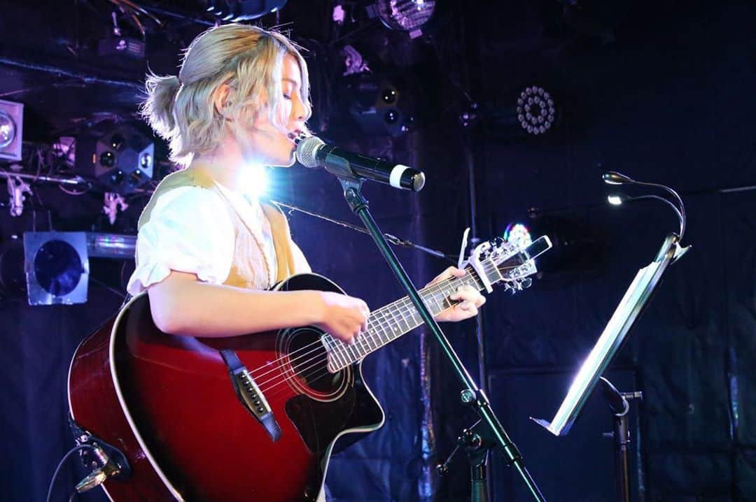 のインスタグラム：「特別な日になりました🥰 必ずまた聴きに来てほしい。来れなかった人も、来てくれた人もまた来年！！！  ・ ・ #アコギ女子 #アコギ弾き語り #エレアコ #yairi #ギター女子  #ワインレッド　#ライブ #live #anniversary」