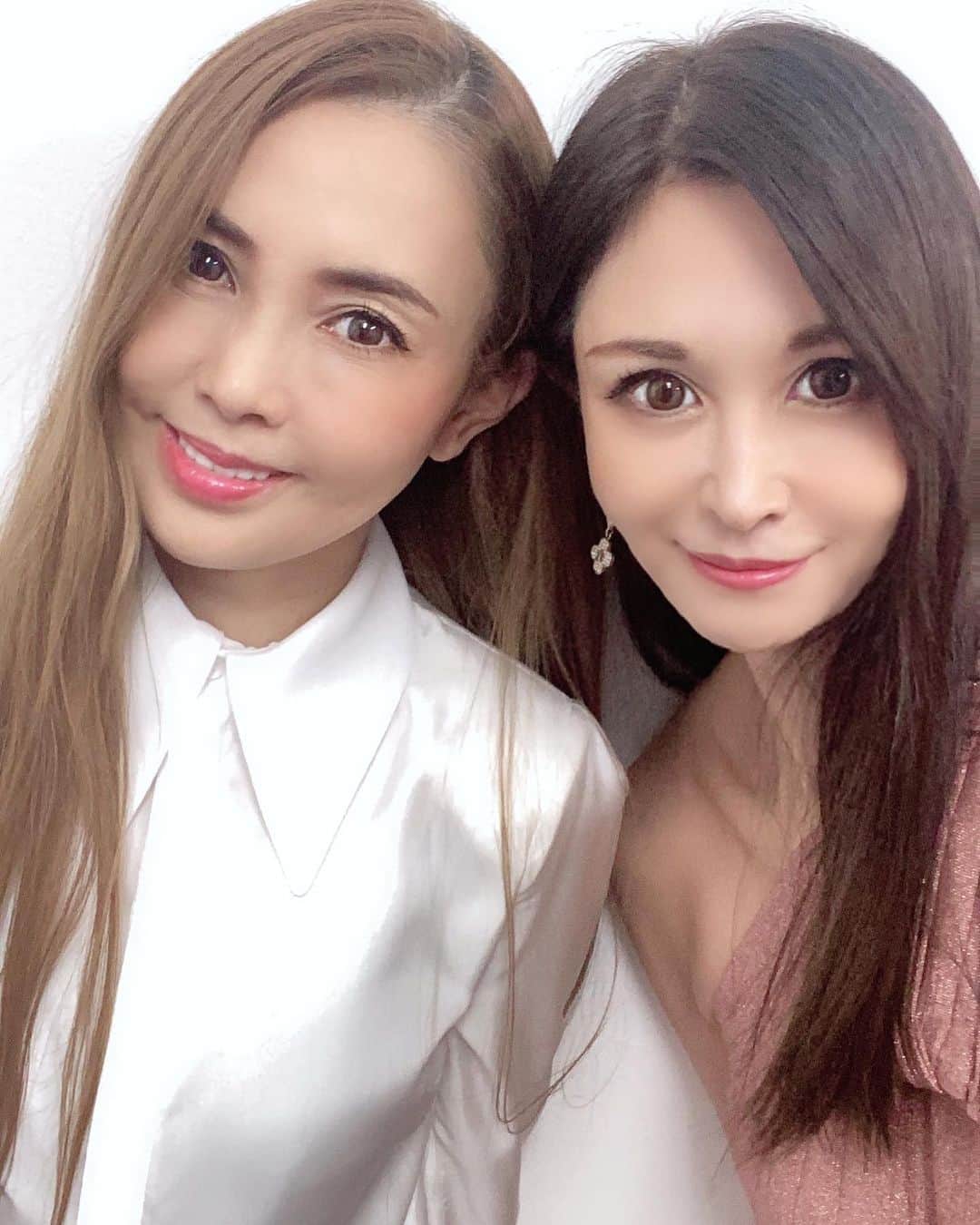 のインスタグラム：「えっちゃんと久しぶりの再会❤️ 相変わらず美しいのに面白い🤣笑 お祝いに欲しかったティファニーのマグカップまで頂きました💕 有難う💙💙💙」