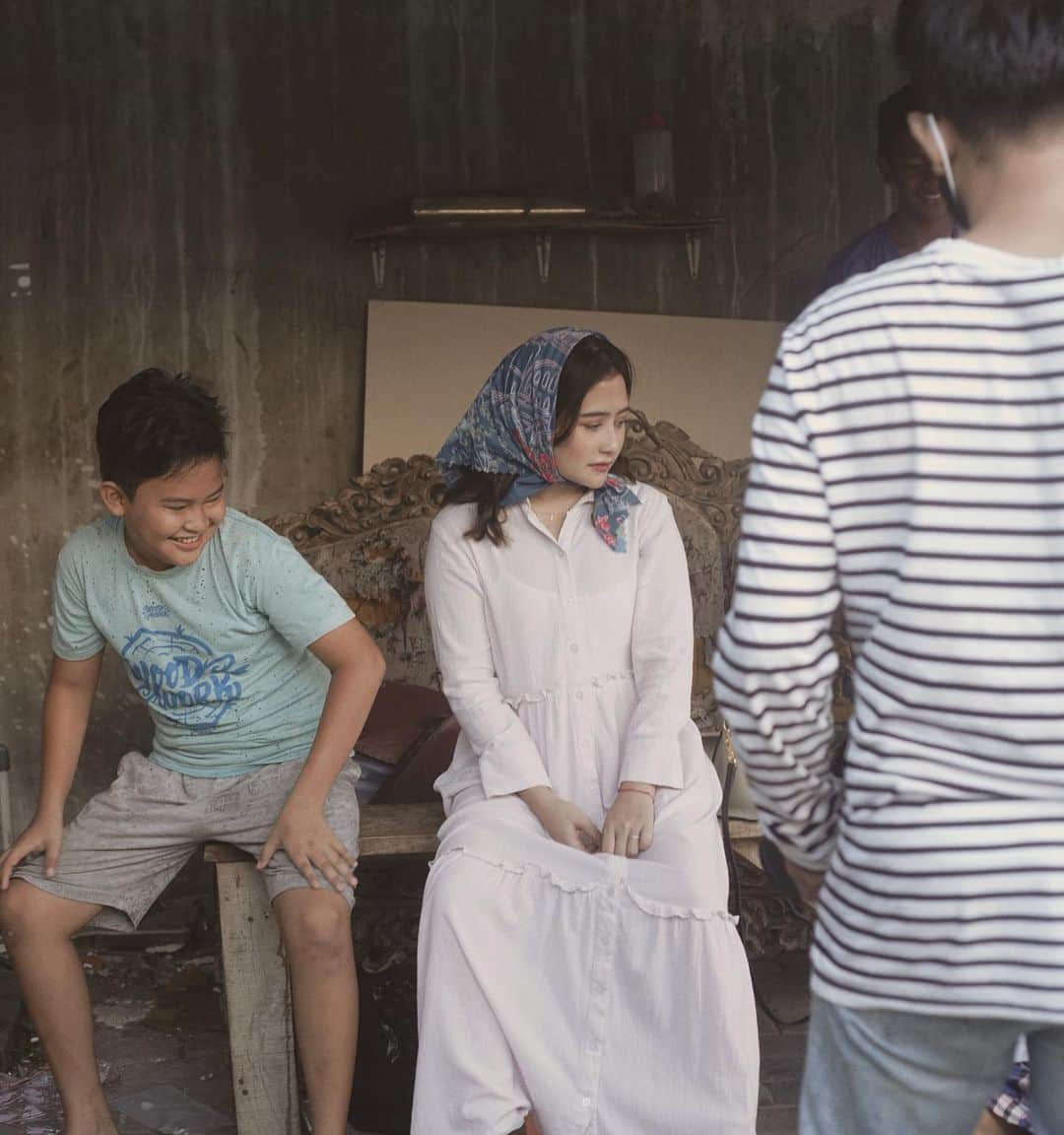 Prilly Latuconsinaさんのインスタグラム写真 - (Prilly LatuconsinaInstagram)「Go back to my childhood. Masih ingat gimana dulu setiap sore ngeliatin anak cowo main layangan sambil aku main karet. Terus setiap sore pasti jajan es teh plastik atau telur abang-abang. Cari dimana sihh sekarang?! kangen jajanan SD! dan asli ya itu momen yang sangat berkesan, dan akhirnya kemarin bisa sedikit mengulang momen itu walaupun sebentar dan minus jajanan 😢 Coba kalian ceritain dong masa kecil kalian! ada yang kaya aku gak?  #IAmRebel #RebelSquad」11月3日 20時57分 - prillylatuconsina96