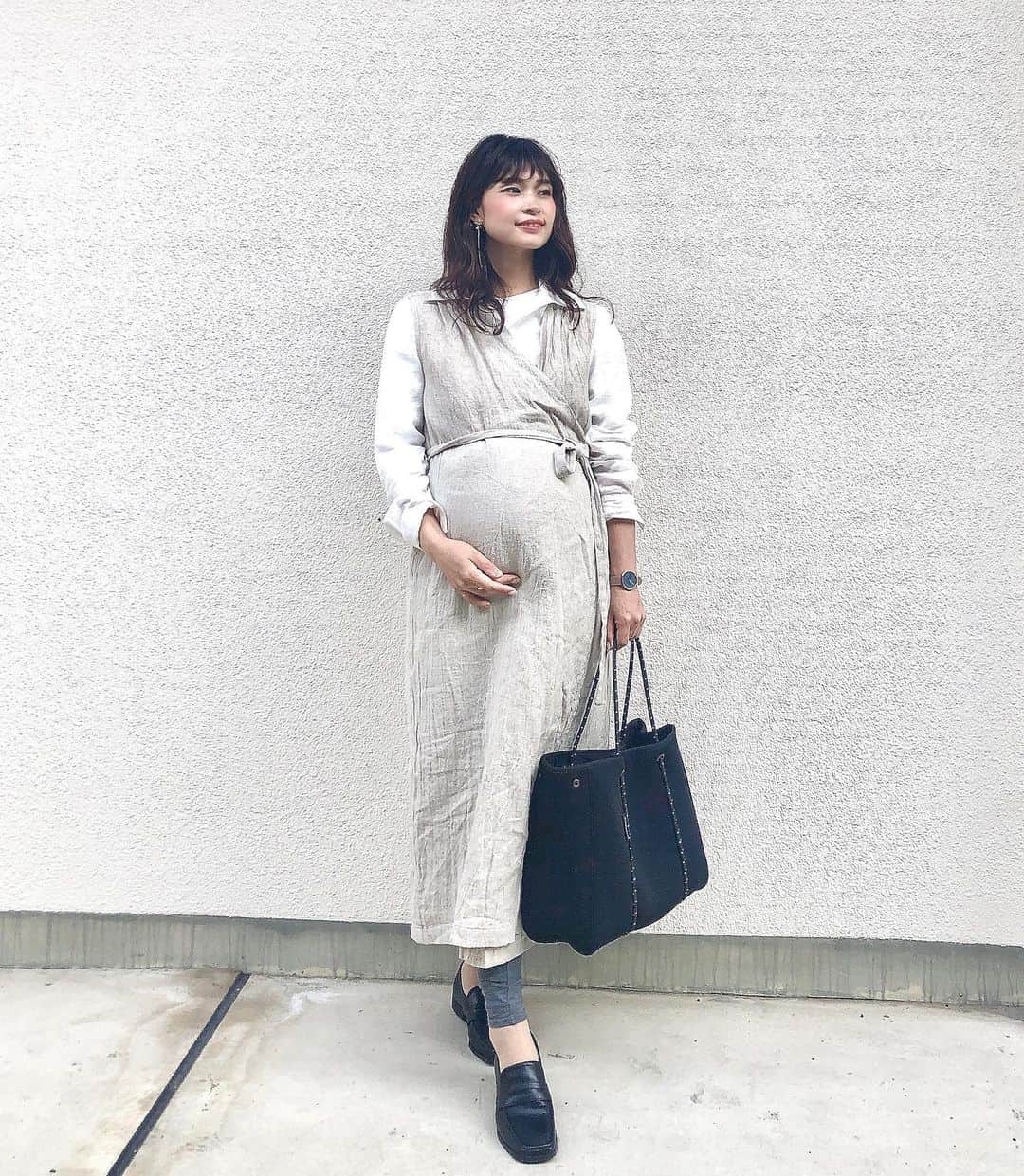 三佐和あやのインスタグラム：「﻿11月入りましたね〜✨ 出産を控えて 一生でいちばん 忘れられない１ヶ月になりそう😊✨💕﻿ ﻿ #code﻿ Shirt ... @zara  Best ... @doudou_pr  shoes ... @sappun_japan  Bag ... @willowbayofficialreseller  ﻿ ﻿ ﻿ #秋コーデ #きょコ #いつコ #シンプルコーデ #大人カジュアル #ママコーデ #ママバッグ #ママファッション #マタママ #臨月 #ファッション #お洒落 #バッグ #ブーツコーデ #fashion #ootd #大人女子 #アラサー #アラフォー #大人可愛い #ぷんにー #マタニティー #アラサーママ #30代コーデ」