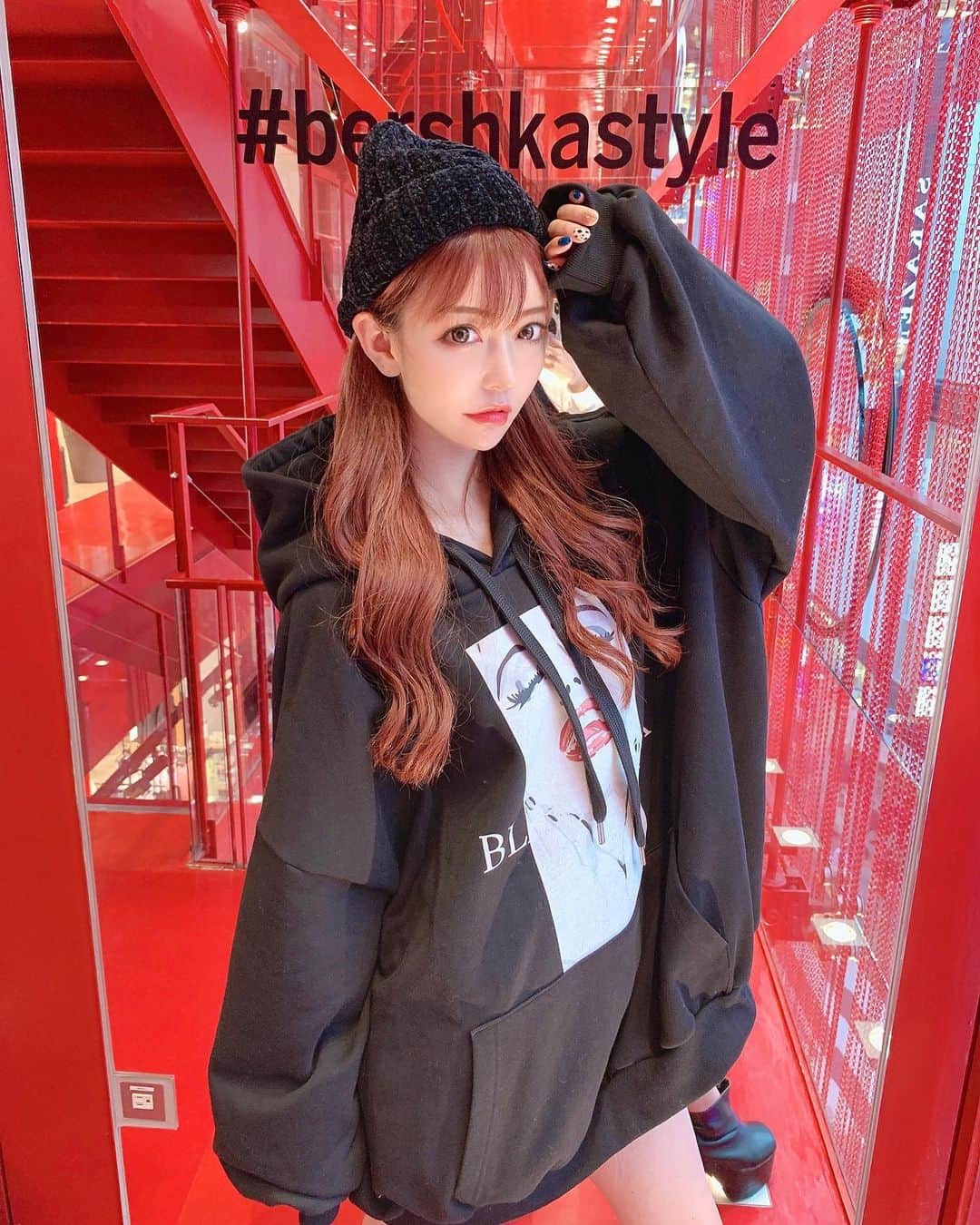 吉川ちえさんのインスタグラム写真 - (吉川ちえInstagram)「鬼可愛いパーカー🥺💕 . りなちゃんプロデュースの @riina_couture のパーカーが 鬼盛れ可愛すぎてやばい🤲❤️ . 形もデザインも最高すぎるっっ😈💗 袖の部分がボリュームあってきゅん🥺 . #riina #riinacouture #fashion #code #codenate」11月3日 21時00分 - yoshikawachie_16