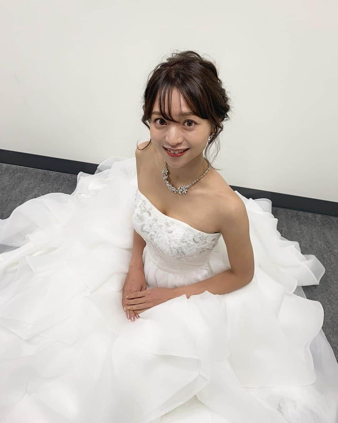 森山紗希さんのインスタグラム写真 - (森山紗希Instagram)「当日のドレスや髪型とってもお気に入りでした🥰 形や胸元のビーズの刺繍、そして大きめのフリルなど女の子の憧れがギュッと詰まったドレスだなーっと終わってから見てしみじみ感じます😌  ドレスはワタベウェディング様のものです✨ . #青山ミスコン2020 #青山ミスコン#ミスコン#森山紗希#ウェディングドレス #ウェディングヘア #ウェディングアクセサリー #ワタベウェディング #リゾートウェディング #ブライダル #ブライダルヘア」11月3日 21時00分 - morisaki0404