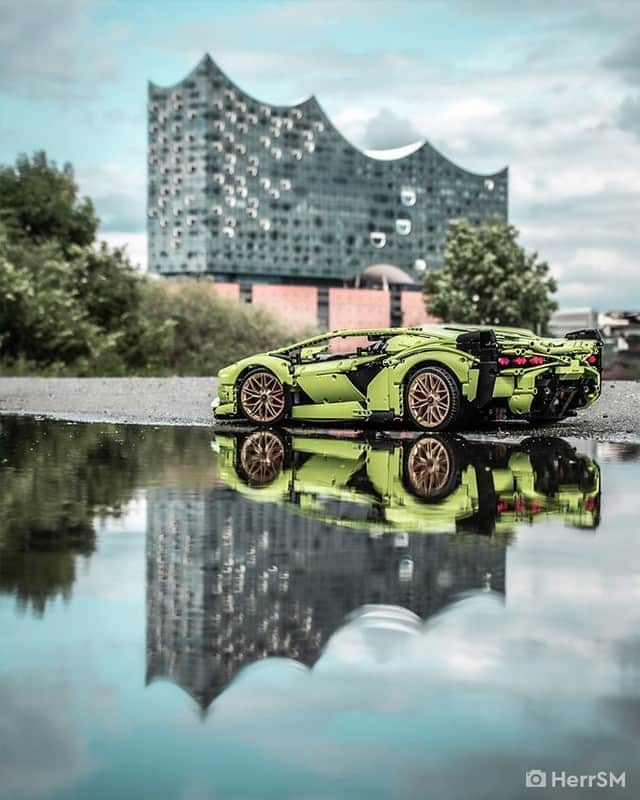 LEGOさんのインスタグラム写真 - (LEGOInstagram)「The LEGO Technic Lamborghini Sián FKP 37 is a real beauty 🔥   📸 @herrsm and @_me2_   #LEGOTechnic #Lamborghini #SianFKP37」11月3日 21時00分 - lego