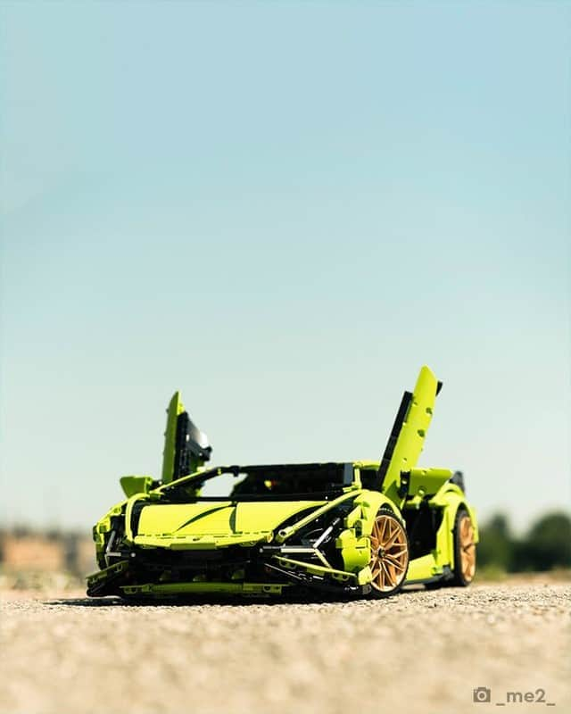 LEGOさんのインスタグラム写真 - (LEGOInstagram)「The LEGO Technic Lamborghini Sián FKP 37 is a real beauty 🔥   📸 @herrsm and @_me2_   #LEGOTechnic #Lamborghini #SianFKP37」11月3日 21時00分 - lego