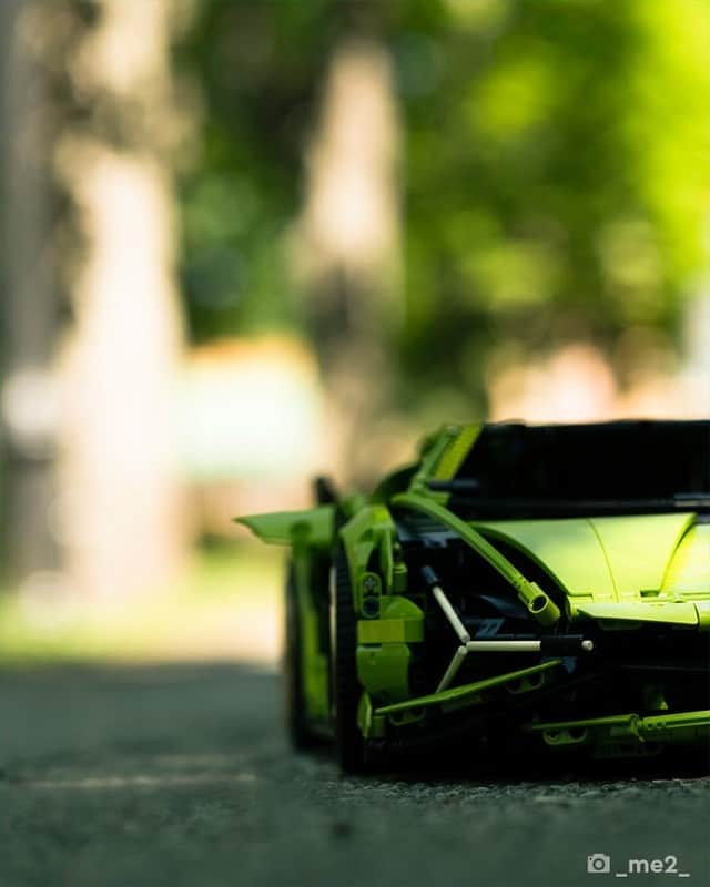 LEGOさんのインスタグラム写真 - (LEGOInstagram)「The LEGO Technic Lamborghini Sián FKP 37 is a real beauty 🔥   📸 @herrsm and @_me2_   #LEGOTechnic #Lamborghini #SianFKP37」11月3日 21時00分 - lego