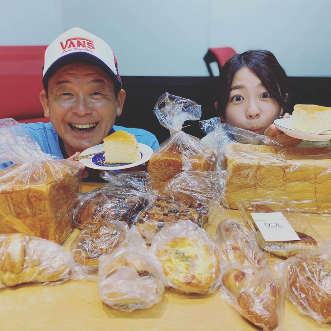 渕上沙紀さんのインスタグラム写真 - (渕上沙紀Instagram)「今日のごぜん様さま、パン祭り🍁🍞 そしてケーキも🎂 大好きなパンに囲まれて本当に幸せでした！ 詣に来てくださった方々、本当にありがとうございます😊 2枚目はラジオ本番中です。 横山さんも私も興奮中　笑 明日はどのパンを食べようかなぁ〜♩ #ごぜん様さま #パン祭り #パン大好き」11月3日 21時00分 - saki_fuchigami