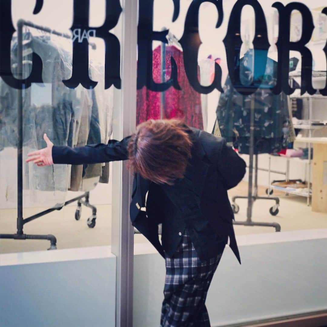 MEDICOM TOYさんのインスタグラム写真 - (MEDICOM TOYInstagram)「ありがとうございました!  AKASHIC RECORDSに多数のご来場賜り本当にありがとうございました。 おかげさまで大成功のうちに閉幕させて頂きました。   コロナで世界が混沌としている中での催事は多くの関係者の皆様のご尽力と ご参加頂いた作家様、IPホルダーの皆様のご協力なくしては成立できない催しでした。 本当にありがとうございました。   多くの皆さんにご閲覧とご購入の機会を公平に差し上げたく 今回、多くの商品を抽選販売とさせて頂きましたが 全ての商品に沢山のお申し込みを頂き、感謝しております。 中でも最高額だったFOUR EYESに450名近いご応募を頂いた事は 現在、私の考えている新たな構想への大きな後押しとなり、 来年、更なる大きなサプライズをお届けできるかと思います。   なお今回、ご来場頂けなかった皆さまの為に 当初からお知らせさせて頂きました通りAKASHIC RECORDS repriseを 11月7日よりstylevoice.comにて開催させて頂きます。 こちらの詳細は11月4日にhttps://stylevoice.com/にて発表させて頂きます。   引き続き11月20日には心斎橋PARCO内「2G OSAKA」のオープンや 12月5日からは初のヴァーチャルエキシビジョンを控えております。 何卒変わらぬご支援ご愛顧を頂けますよう心よりお願い申し上げます。   MEDICOM TOY CEO AKASHIC RECORDS キュレーター 赤司竜彦  ------------------------------------------ 「THANK YOU!」  Thank you very much for visiting AKASHIC RECORDS. Thanks to you, it closed with great success.  In this chaotic world of the Corona Pandemic, the show could not be completed without the efforts of many staff and the support of the participating artists and IP holders. I am grateful for your support.  We have decided to sell many products by lottery because we wanted to give as many people a fair opportunity to browse and purchase, and I am grateful for the many applications for all products.  We received nearly 450 applications for FOUR EYES, which was the highest price item among them. It is a great boost to the new plan that I am currently thinking of. And I think we can deliver even greater surprises next year.  For those who could not come to the show, we will hold AKASHIC RECORDS reprise from November 7th at stylevoice.com as we have announced you before. Details will be announced on November 4th at https://stylevoice.com/.  In addition, "2G OSAKA" in Shinsaibashi PARCO will open on November 20th, and the first virtual exhibition will be held from December 5th. I sincerely appreciate your continued support and patronage.  Tatsuhiko Akashi MEDICOM TOY CEO AKASHIC RECORDS Curator」11月3日 21時00分 - medicom_toy