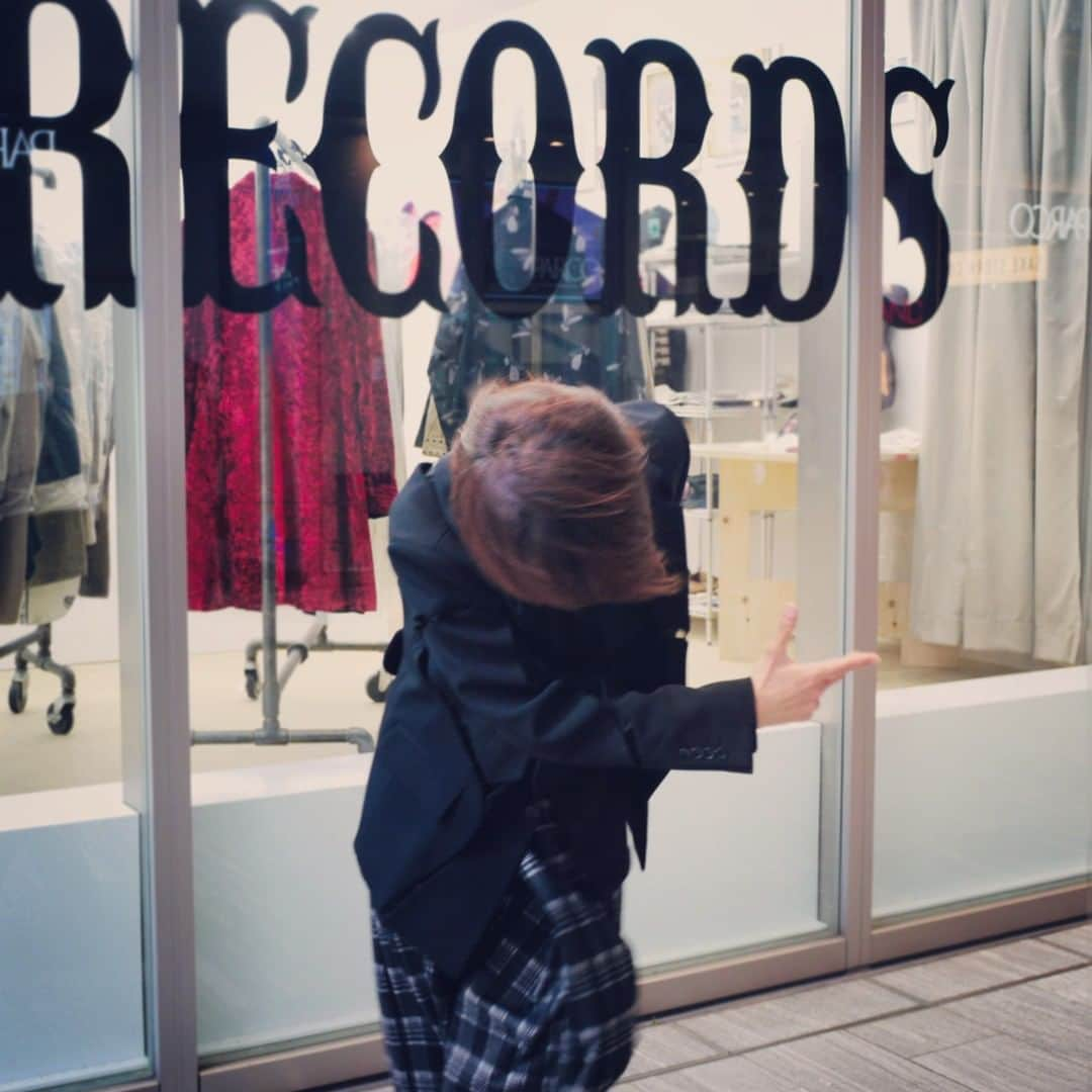 MEDICOM TOYさんのインスタグラム写真 - (MEDICOM TOYInstagram)「ありがとうございました!  AKASHIC RECORDSに多数のご来場賜り本当にありがとうございました。 おかげさまで大成功のうちに閉幕させて頂きました。   コロナで世界が混沌としている中での催事は多くの関係者の皆様のご尽力と ご参加頂いた作家様、IPホルダーの皆様のご協力なくしては成立できない催しでした。 本当にありがとうございました。   多くの皆さんにご閲覧とご購入の機会を公平に差し上げたく 今回、多くの商品を抽選販売とさせて頂きましたが 全ての商品に沢山のお申し込みを頂き、感謝しております。 中でも最高額だったFOUR EYESに450名近いご応募を頂いた事は 現在、私の考えている新たな構想への大きな後押しとなり、 来年、更なる大きなサプライズをお届けできるかと思います。   なお今回、ご来場頂けなかった皆さまの為に 当初からお知らせさせて頂きました通りAKASHIC RECORDS repriseを 11月7日よりstylevoice.comにて開催させて頂きます。 こちらの詳細は11月4日にhttps://stylevoice.com/にて発表させて頂きます。   引き続き11月20日には心斎橋PARCO内「2G OSAKA」のオープンや 12月5日からは初のヴァーチャルエキシビジョンを控えております。 何卒変わらぬご支援ご愛顧を頂けますよう心よりお願い申し上げます。   MEDICOM TOY CEO AKASHIC RECORDS キュレーター 赤司竜彦  ------------------------------------------ 「THANK YOU!」  Thank you very much for visiting AKASHIC RECORDS. Thanks to you, it closed with great success.  In this chaotic world of the Corona Pandemic, the show could not be completed without the efforts of many staff and the support of the participating artists and IP holders. I am grateful for your support.  We have decided to sell many products by lottery because we wanted to give as many people a fair opportunity to browse and purchase, and I am grateful for the many applications for all products.  We received nearly 450 applications for FOUR EYES, which was the highest price item among them. It is a great boost to the new plan that I am currently thinking of. And I think we can deliver even greater surprises next year.  For those who could not come to the show, we will hold AKASHIC RECORDS reprise from November 7th at stylevoice.com as we have announced you before. Details will be announced on November 4th at https://stylevoice.com/.  In addition, "2G OSAKA" in Shinsaibashi PARCO will open on November 20th, and the first virtual exhibition will be held from December 5th. I sincerely appreciate your continued support and patronage.  Tatsuhiko Akashi MEDICOM TOY CEO AKASHIC RECORDS Curator」11月3日 21時00分 - medicom_toy