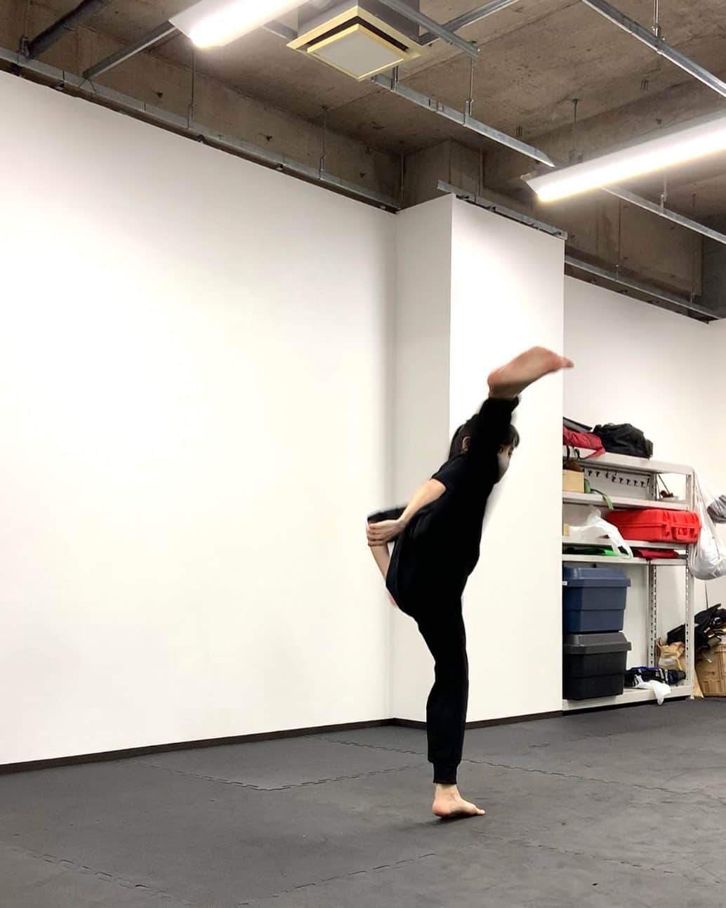 ＹＡＥ【MIO・YAE】のインスタグラム：「オフの日に個別でアクションレッスンして貰いました‼︎ @tomystunt  できなかったことが少しずつできるようになることが嬉しいです。 これはどうゆう状態かと言いますと足が真上に👣  今日から3日連続ダンスレッスンな事に気づいた👧 #アクション」
