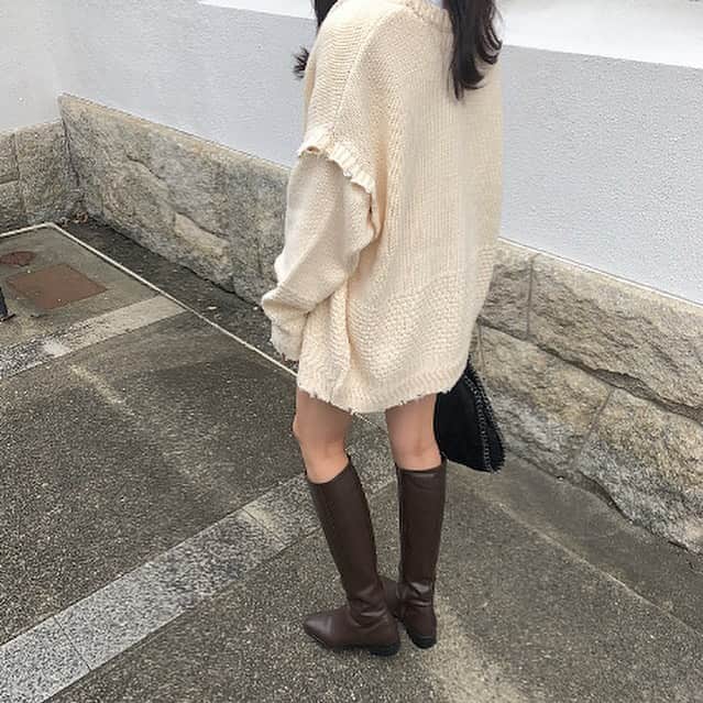 のインスタグラム：「今年はこれに決めた！【スクエアトゥブーツ】👢♥⁣ ......⁣ 今年の冬のブーツはもう決めた？👢今季は【スクエアトゥブーツ】がお洒落さんの定番になりつつあるみたいだよ😳💡⁣ 「スクエアトゥ」とはつま先が四角の形になっている靴のこと😉一癖ある感じがたまらないよね🙈💕スクエアトゥブーツはほかのブーツと比べて少しエッジが効いてるから大人感ぐっとがアップしちゃうよ🥀⁣ ブーツ選びに迷っている子はぜひぜひスクエアトゥブーツに挑戦してみては…🧸💭⁣ ❣❣❣❣❣⁣ サイトやSNSで掲載させていただくお写真募集中😘📸⁣ かわいいコーデやアイテム、注目スポットなどが撮れたら、ハッシュタグ→#rili_tokyo  を付けて投稿❗⁣ ．⁣ Special Thanks💋 Photo by⁣ @__grapefruit⁣ @shichan0129⁣ @____617a⁣ @rinkoroom⁣ @honeysalon_sayap⁣ @_mw_155⁣ @kyaaari_25⁣ @25________chan⁣ @_ayacat_⁣ ．⁣ #スクエアトゥブーツ#ブーツコーデ#冬コーデ#トレンド#大人っぽコーデ#ホワイトコーデ#ワントーンコーデ#ベージュコーデ#ブラウンコーデ#ブラックコーデ #rili_tokyo #おしゃれさんと繋がりたい #お洒落さんと繋がりたい #ファッション #패션스타그램 #ootd #outfit」