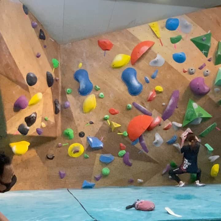 ホン・イン・リーのインスタグラム：「再調整..  #抱石 #bouldering #ボルダリング」