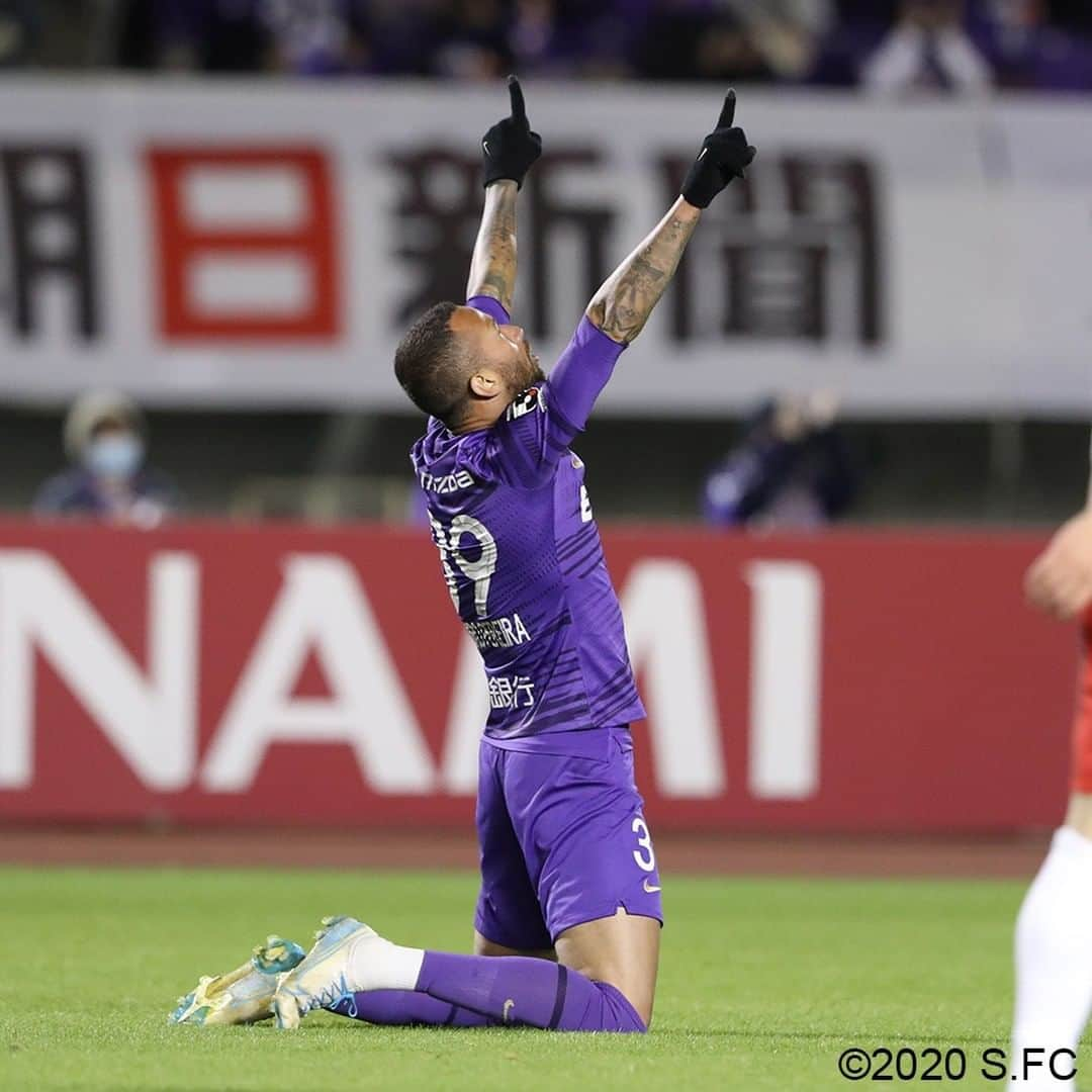 サンフレッチェ広島さんのインスタグラム写真 - (サンフレッチェ広島Instagram)「. ⚽️明治安田生命J1リーグ第26節　試合結果⚽️ サンフレッチェ広島　1-1　浦和レッズ 前半：0-1 後半：1-0 【得点者（広島のみ）】レアンドロ・ペレイラ  試合のペースを掌握しながらも、開始早々の失点が重くのしかかり、勝ち越すまでにはいたらず。ホームで勝点1に終わりました。  寒い中、最後まで応援いただきありがとうございました。  #野上結貴 選手 #青山敏弘 選手 #川辺駿 選手 #荒木隼人 選手 #森島司 選手 #柏好文 選手 #佐々木翔 選手 #レアンドロペレイラ 選手 #sanfrecce #積攻」11月3日 21時01分 - sanfrecce.official