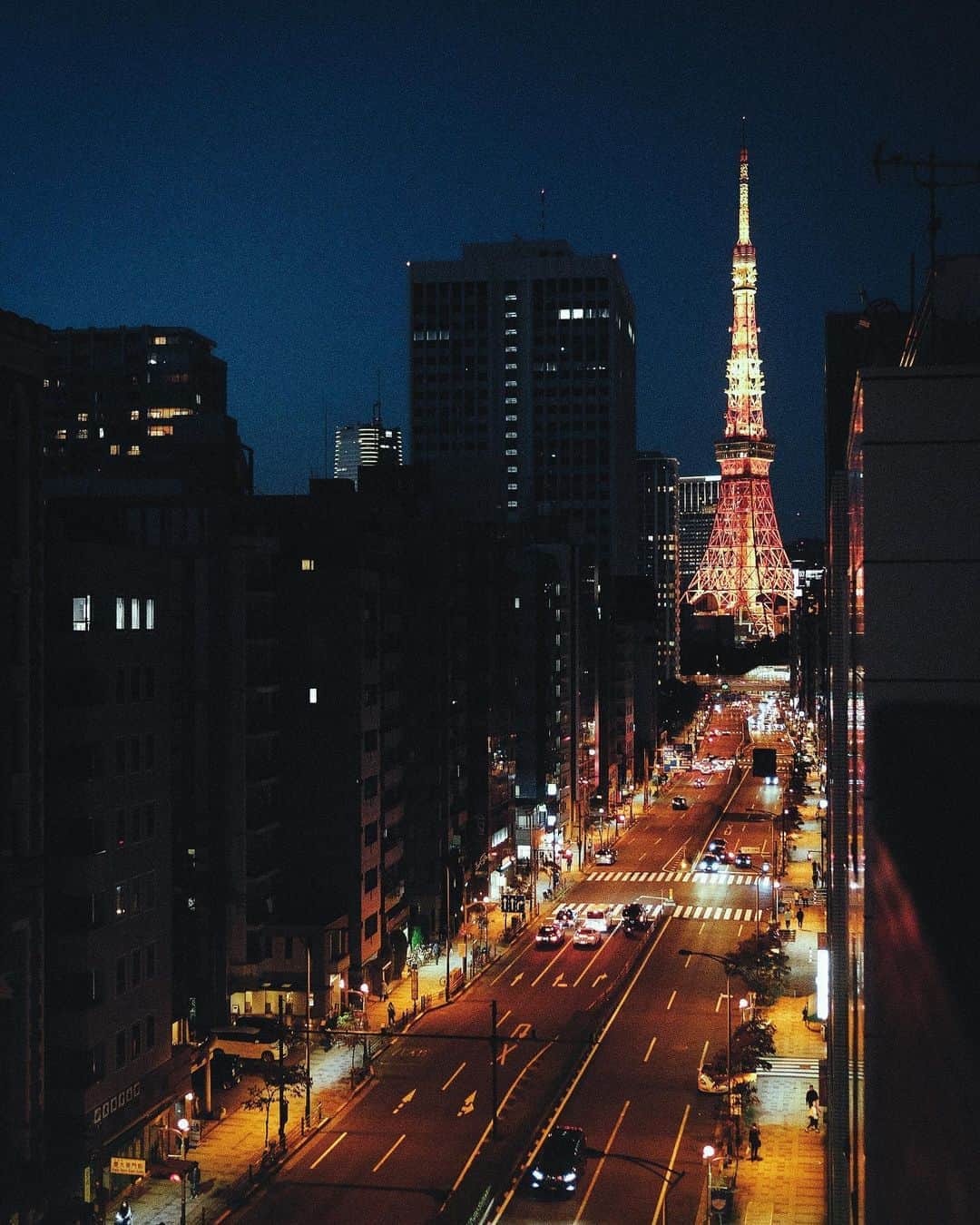 Kaiのインスタグラム：「colder air, warmer lights」
