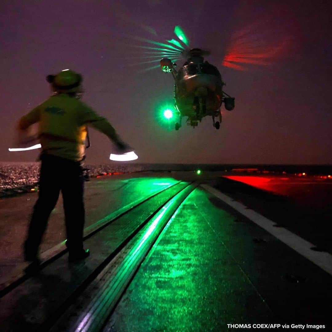 ABC Newsさんのインスタグラム写真 - (ABC NewsInstagram)「INCOMING: French Navy Panther helicopter descends to land on the flight deck of the French warship stealth frigate La Fayette sailing off Syria, Lebanon, Cyprus and Turkey coasts.」11月3日 21時12分 - abcnews