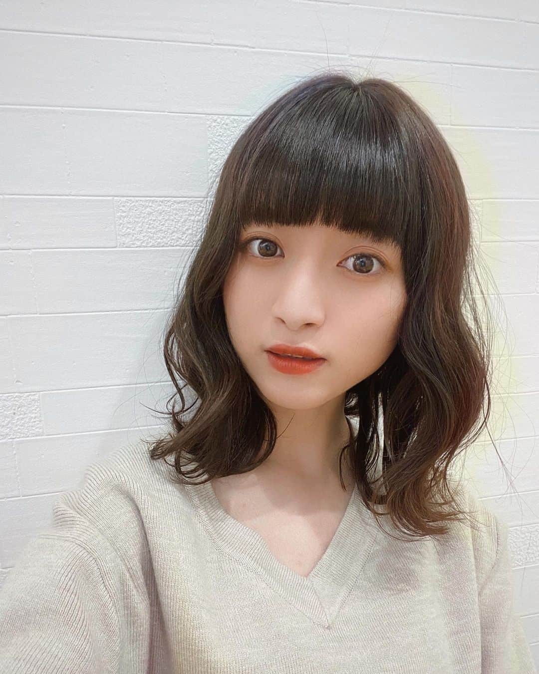 谷口萌衣子のインスタグラム：「新しい髪色はオリーブアッシュ🌿 落ち着いてるけど軽さもあるかわいい色♡  そしてそして 初の酸熱トリートメントが良すぎて感動でした！ 頭の形一回り小さくなった😱  うるさらで髪がずっと纏まるし、 ダメージ改善や、乾燥しやすいタイプの髪質に おすすめみたいです〜◎  優香子さんありがとうございました😊 @yukako_0213   #ミスキャンパス立命館  #酸熱トリートメント #ブリーチなしカラー #ブリーチなし #オリーブアッシュ #オリーブカラー #オリーブグレージュ #ダークカラー #秋カラー #秋色ヘアカラー #ダメージケア #乾燥対策 #NYNY #NYNY河原町オーパ店」