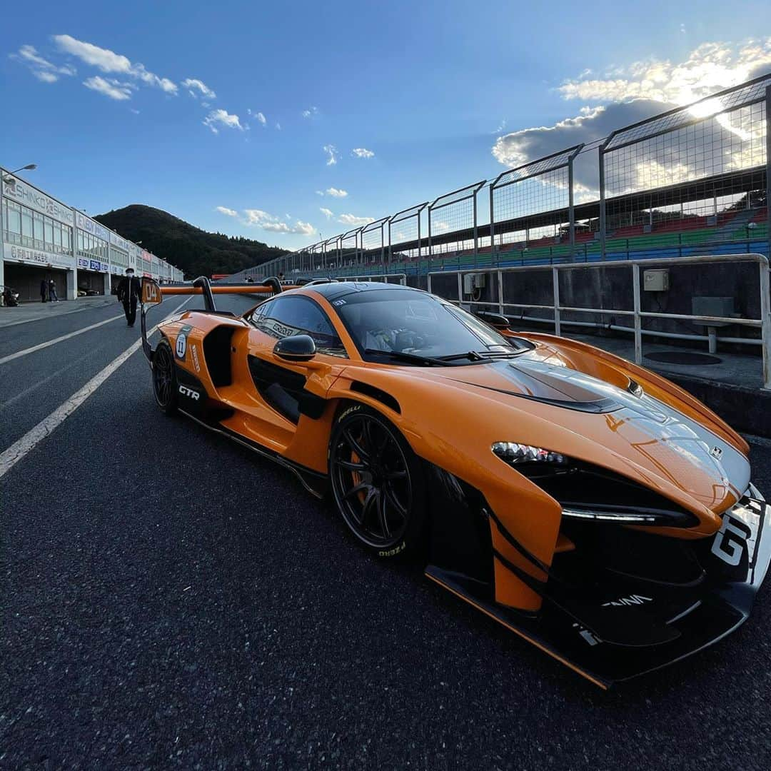 中山友貴のインスタグラム：「mclaren track academy が岡山国際サーキットで行われました。 八光自動車様主催のイベントで、　データーロガーを使用して参加者の方の走りのチェックなどをさせて頂きました。 天気にも恵まれ、最高のサーキット日和でした☺️😊 #maclaren #trackacademy #circuit #drive #supercar #beauty」