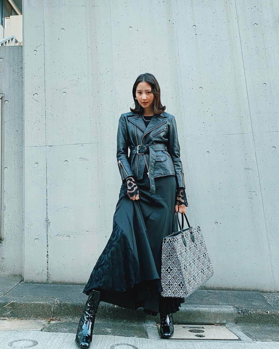 河北麻友子さんのインスタグラム写真 - (河北麻友子Instagram)「FASHION LEATHER JACKET: CRY.  SET: muller of yoshiokubo  BOOTS: hulis for IRUKA BAG: Louis Vuitton #FASHION #OOTD #麻友コーデ」11月3日 21時04分 - mayukokawakitaofficial