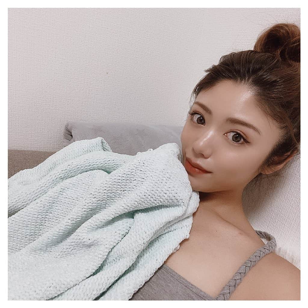 ARIKAのインスタグラム：「おうち時間🏡🕘 . 頑張った日のお家での夜は 最高な気分🌈✨ 最近は新しい事を始めて早起きの毎日☀️🌱 太陽に浴びると体内時計リセット されてとても身体にいい事だもんね🌻✨ 遅くに起きてる人も一瞬でも朝起きて 日に浴びてみてᐠ(  ᐢ ᵕ ᐢ )ᐟ☆彡.。 今日も頑張ろって思えるかも…👏🏻💗  @bijo_navi 📕❤️ . #おうち時間 #冬も家では薄着 #裸に毛布が好き #幸せ #おうちご飯 #仕事終わり #至福の時間 #犬 #pet #lovedogs #お団子ヘア #workout #makeup #hair #me #girl #swag #l4l #love #selfie #bestoftheday #followme #東京 #写真好きな人と繋がりたい #お洒落さんと繋がりたい #犬 #フォロー #fff #amor #薄着 #winter」