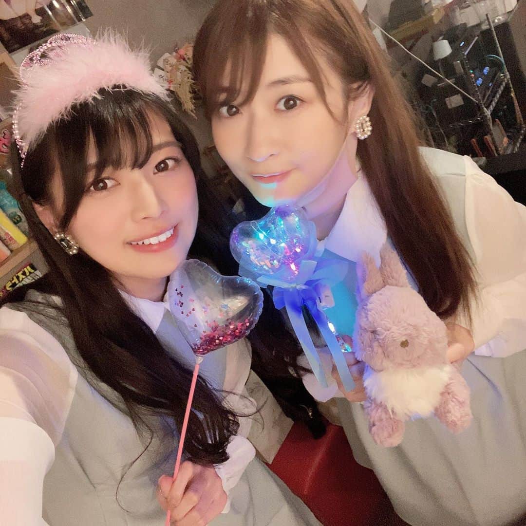 藤田いろはのインスタグラム：「﻿ 先日は生誕祭ありがとうございました✨﻿ 三部ゲストに大好きなメイリさんに出演してもらいました💓﻿ 私たちお揃いのお洋服が何着か持っていたので、同じのを着てもらいました！﻿ イヤリングも偶然似たやつだったし、手に持ってるステッキも似てて本当に双子みたいでめっちゃ嬉しかったー！！﻿ ﻿ ﻿ おそらく12月のアフター5撮影会でクリスマスオフ会もまたメイリさんと一緒にやると思うのでお楽しみに🌟﻿ ﻿ ﻿ ﻿ ‪#藤田いろは#グラビア#gravure #japanesegirl #レースクイーン#tokyo  #liquem #aziangirl  #ビジョビ #dholic #뷰티스타그램 #ootd  #cosplay #黒髪ロング#팔로우#소통해요#셀스타그램#モデル #model #그라비아 #모델 #日本的 #性感內衣 #双子コーデ #誕生日会 #生誕祭 #sexy  #性感美女 #性感尤物」