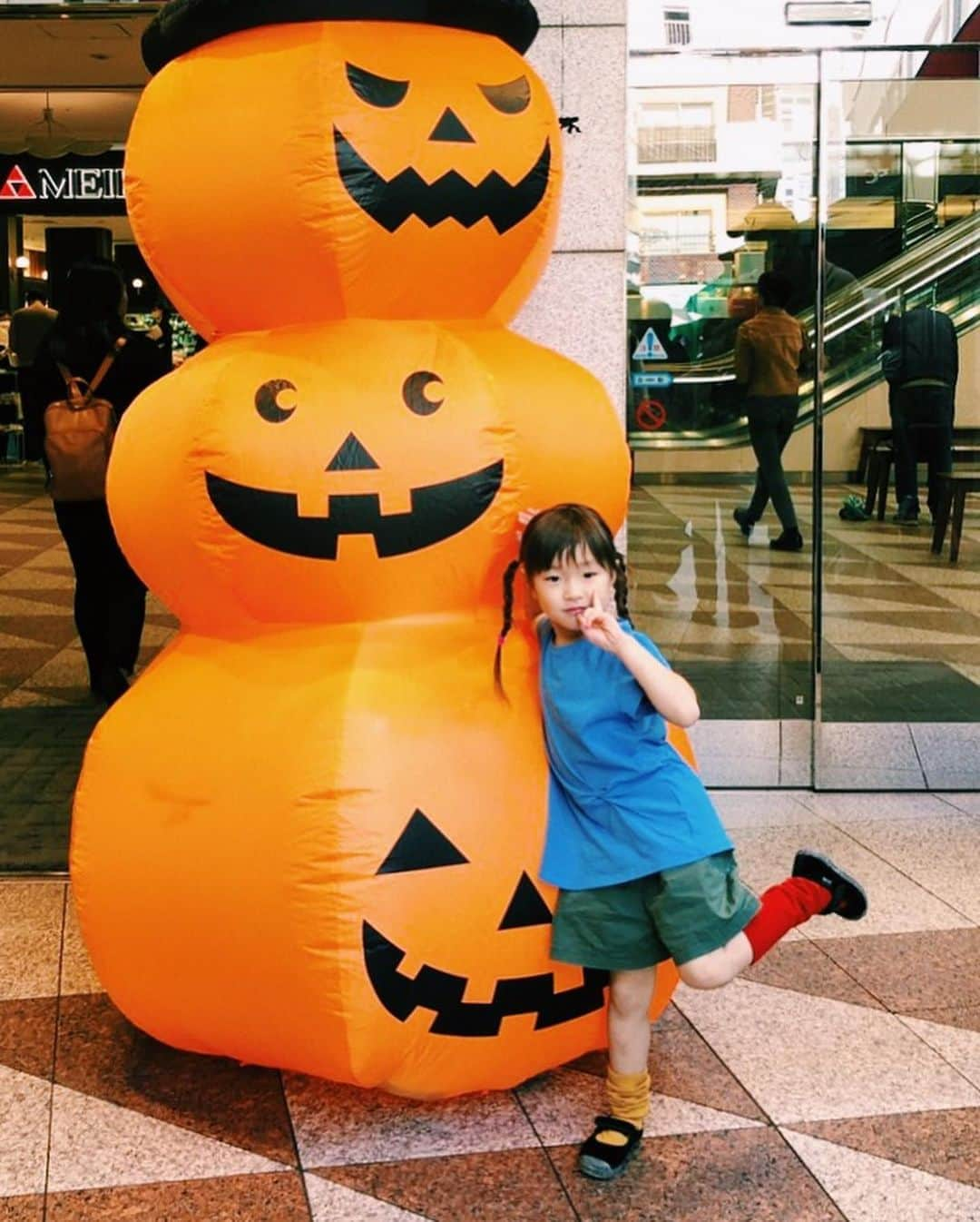 坂本美雨さんのインスタグラム写真 - (坂本美雨Instagram)「ちなみにハロウィンは長靴下のピッピでした。  #伝わりづらい仮装 #遊びに行った先で #靴下脱いだら #ただの普段着  先日の #今日のなまこちゃん #長靴下のピッピ」11月3日 21時07分 - miu_sakamoto