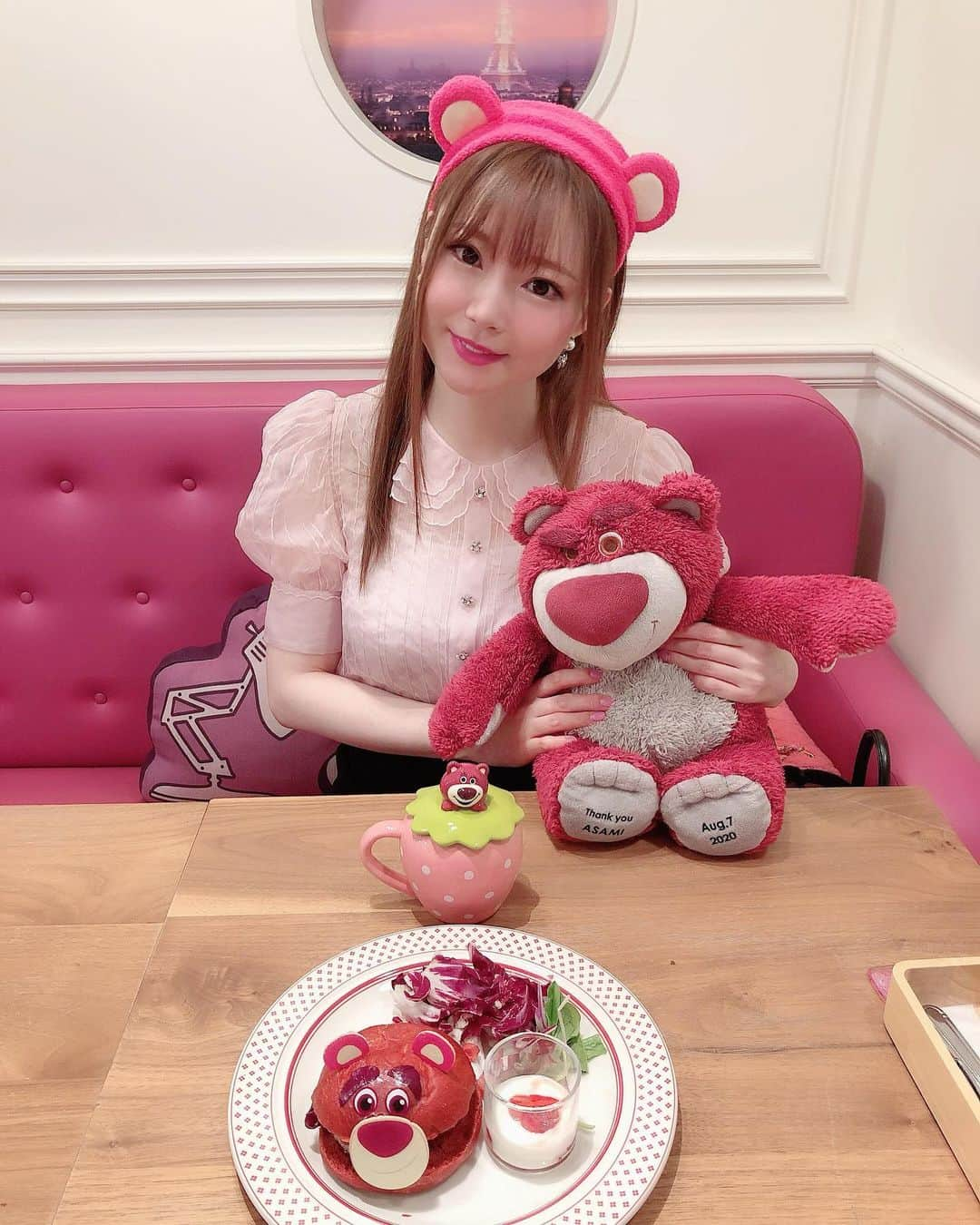 瑞咲まみのインスタグラム：「💓🧸💓 OH MY CAFE TOKYO . ロッツォの苺メニュー可愛かった😊🍓💕 . . . #オーマイカフェ東京  #ohmycafetokyo  #ピクサーカフェ  #トイストーリー #ロッツォ #ロッツォコーデ」