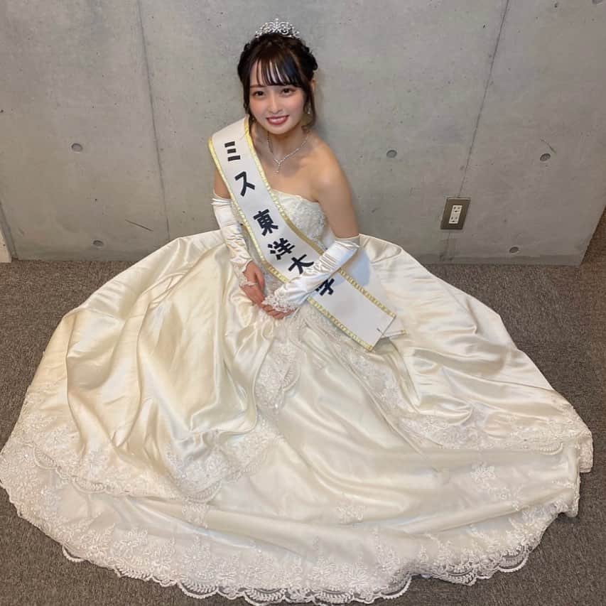 漆島七菜のインスタグラム：「東洋大学 ミスミスターコンテスト2020結果は  👑グランプリ 💠SNS賞 💠スマ留賞 💠リゼクリニック賞 💠DHC賞 💠ヤマハ賞  を受賞することが出来ました！  グランプリを頂けたことは4ヶ月間応援してくださった方への恩返しが出来たと思いすごく嬉しかったです。 ですが、それ以上に誰一人欠けることなく大きな問題もなく本番を無事に迎えられたこと、応援してくださった皆さんや他大も含め出場してるミスやミスターの皆に出会えたことが幸せで、ミスコンに出場して得られた大切な宝物だなと感じています。  笑う門には福来る これからもこの言葉を大切にして内外問わず綺麗な女性になれるように笑顔を忘れずに私らしく頑張ります！  4ヶ月間東洋大学のミスミスター8名をたくさん応援してくださって本当にありがとうございました！😌🙌🏻  #ミスコン #ミスコンテスト #被写体 #ポートレート #一眼レフ #一眼 #ファインダー越しの私の世界 #被写体なります #写真 #カメラ #ナチュラルメイク #透明感  #ウェディングドレス #ウエディングヘア #nars #bobbibrown #rmk」