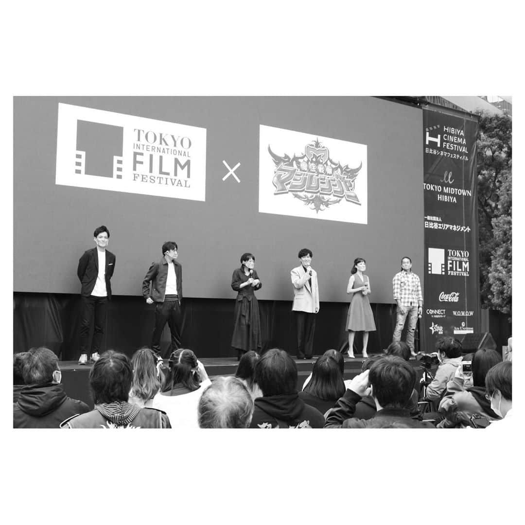橋本淳さんのインスタグラム写真 - (橋本淳Instagram)「. 第33回東京国際映画祭 ジャパニーズ・アニメーション部門 . マジレンジャーの映画上映に合わせて 6人が集まりトークイベントに参加しました。  お客様の前で、 僕らがマジレンジャーとして 出演するのは15年振り。 もう全員が集まることは、 出来ないと思ってました。  このような機会をくださった、 関係各位の皆様に深く感謝いたします。  そして、 ずっと応援してくださっている皆さま、 ありがとうございます。  これからも皆様の心の中に マジレンジャーが生き続けるのなら こんなにも嬉しいことはありません。  時が経とうが、時代が変わろうが、 なにが起きようが、 大切なモノは変わらない。  そんな素敵な体験を 今日、させてもらいました。  皆様、本当に、 ありがとうございました。  魁ちんは、また地底に戻りますが、 また会う日まで。  "溢れる勇気を魔法に変える" "我ら、魔法家族" "魔法戦隊マジレンジャー" . . . #東京国際映画祭 #TIFFJP #魔法戦隊マジレンジャー #マジレンジャー」11月3日 21時20分 - atsushi_hashimoto_official