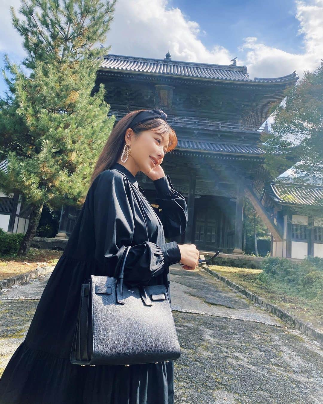 梯真奈美さんのインスタグラム写真 - (梯真奈美Instagram)「今日は朝から東光寺へ。  清々しい空気と朝日。 そして雄大華麗な建築美。  とっても素敵な一日のスタートが切れました💗  #萩 #東光寺 #山口県」11月3日 21時21分 - official_manami