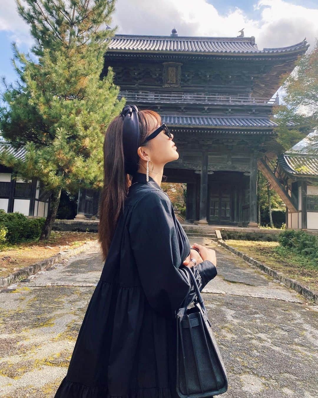 梯真奈美さんのインスタグラム写真 - (梯真奈美Instagram)「今日は朝から東光寺へ。  清々しい空気と朝日。 そして雄大華麗な建築美。  とっても素敵な一日のスタートが切れました💗  #萩 #東光寺 #山口県」11月3日 21時21分 - official_manami