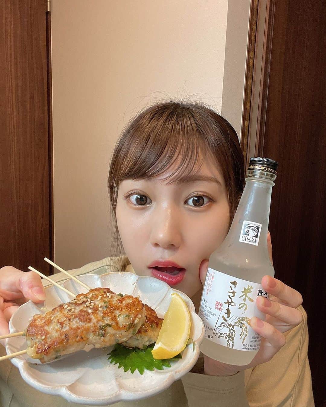 高野祐衣さんのインスタグラム写真 - (高野祐衣Instagram)「ワインではよく使われる「マリアージュ」。﻿ 日本酒のお勉強をたくさんしているうちに、﻿ 合わせたい料理の事も﻿ 考えるようになってきたので、﻿ 今回はGIはりまの日本酒﻿ 「龍力　大吟醸　米のささやき」﻿ と塩つくねをマリアージュ♡﻿ ﻿ 山田錦の旨味が強いので﻿ 同じく旨味の良いお肉料理！﻿ なんだけど、繊細で綺麗なお酒なので﻿ あえて塩味にしてみました🙆‍♀️﻿ 大葉がポイント☺️✨﻿ ﻿ ﻿ みなさんも是非、﻿ GIはりまの日本酒の魅力をひきだす、﻿ とっておきのマリアージュを見つけて﻿ 「＃GIはりま日本酒マリアージュ」をつけて﻿ 投稿してみてください✨﻿ 最優秀賞、優秀賞には、﻿ 「播磨の地場産品+お酒のセット」が当たります！抽選プレゼントもあるみたいなので﻿ 興味がある方は是非投稿してみてください^ ^﻿ 詳しくは→→→→→﻿ 『GIはりま 日本酒マリアージュインスタキャンペーン』﻿ 応募期間： 2020年12月20日（日）まで﻿ 詳しくは　→　https://sites.google.com/view/harima-campaign﻿ ※20歳以上の方限定です。﻿ ﻿ ﻿ #GIはりま日本酒マリアージュ﻿ #GIはりま﻿ #日本酒のふるさとはりま﻿ #はりま﻿ #龍力×塩つくね﻿」11月3日 21時13分 - yuipooon12_06