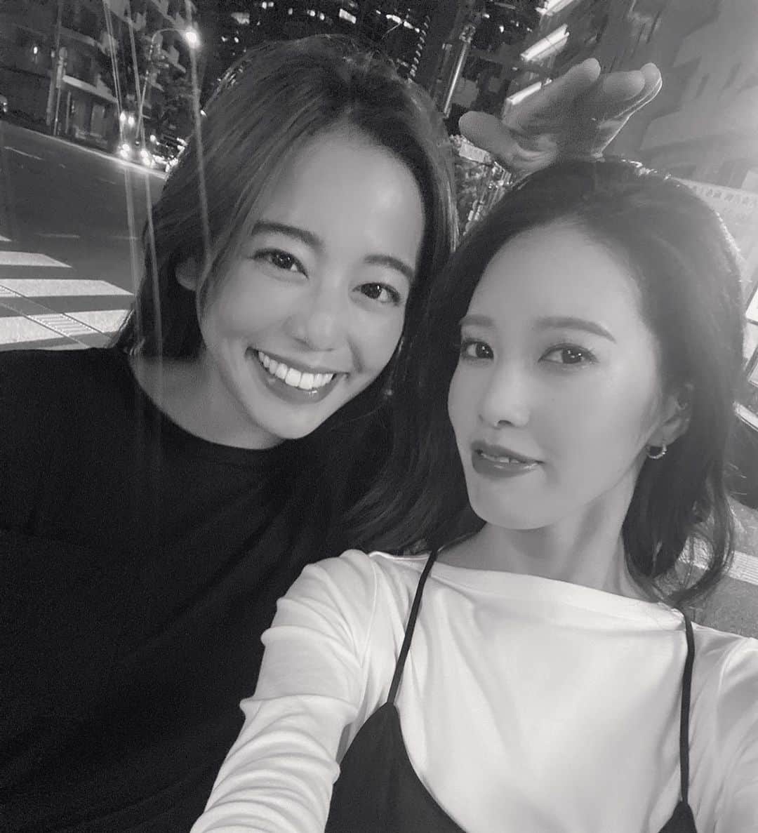 のインスタグラム：「夏の終わりと秋の終わりは毎年 高校の友達に会ってる気がする🖤 あの時に一緒にいたからこその居心地の良さがあるの👯‍♀️  #季節の変わり目 #いつもありがとう」