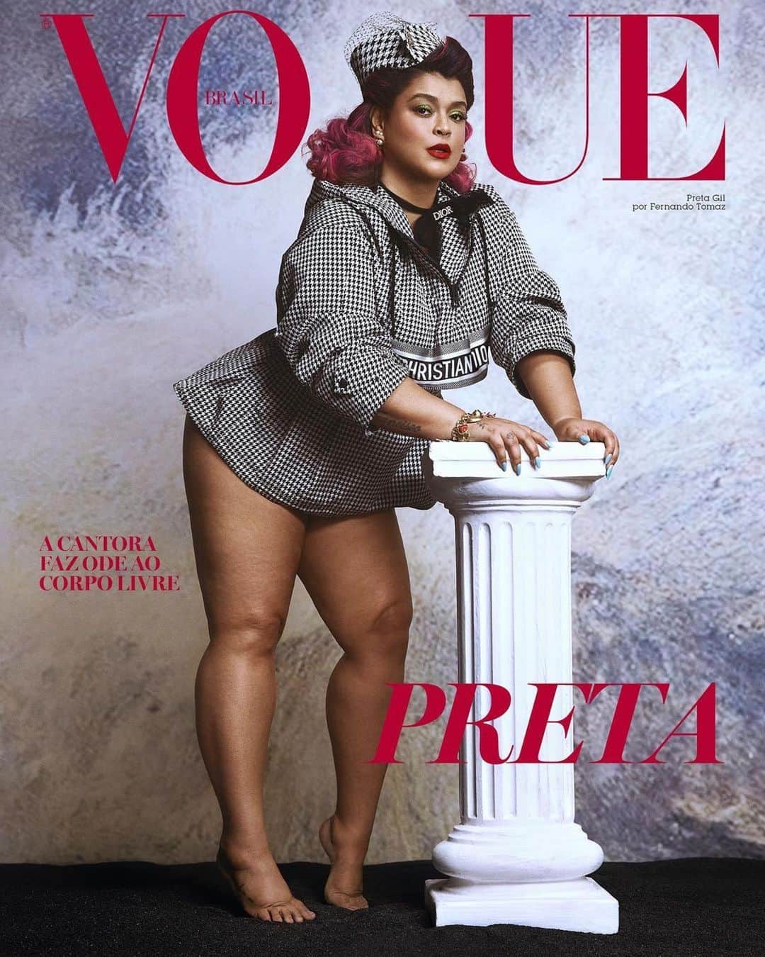 Preta Gilさんのインスタグラム写真 - (Preta GilInstagram)「ELA FAZ A VOGUE DELA!!! NOSSA VEZ CHEGOU !!!! #Repost @voguebrasil ・・・ Muito antes de se falar em corpo positivo, empoderamento e sororidade, @pretagil rompeu barreiras ao colocar esses temas na sua cartilha. Agora, a cantora carioca estrela sua primeira capa da #VogueBrasil, na edição que celebra o corpo livre e a liberdade de se sentir bem e ser feliz na própria pele. “Quebrei paradigmas, abri espaços. Não foi fácil, mas olho para trás e tenho certeza de que valeu", diz ela, que faz um balanço e revela (poucos) arrependimentos da sua trajetória nas páginas da revista. A #VogueNovembro, que contou com @juferraz como editora convidada, chega às bancas a partir do dia 9. E fique de olho: logo mais revelaremos as outras cover stars do mês! (Foto: @fernando_tomaz Edição de moda: @pedrosales_1 Beleza: @henriquem85 Direção Executiva: @dueproducoes (Karin Bormac e Thati Cayres) Nail Artist: @robertamunis Agradecimentos: @hotelemiliano Look: @dior) #PretaGilNaVogue」11月3日 21時15分 - pretagil