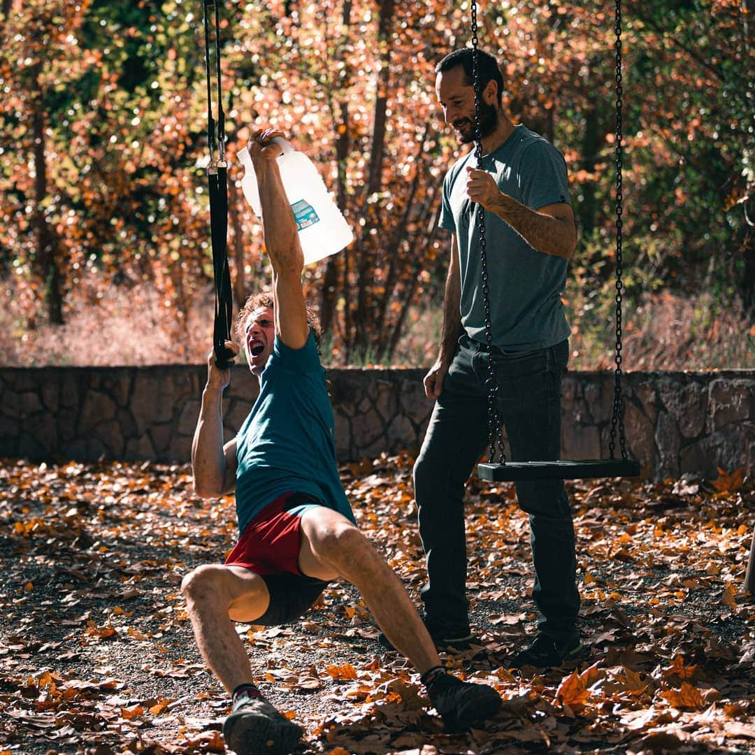 アダム・オンドラさんのインスタグラム写真 - (アダム・オンドラInstagram)「Even with a split finger, you can still train. And if you don't have a gym anywhere near, don't let it stop you. You can use...a playground, for instance :) #onthego」11月3日 21時16分 - adam.ondra