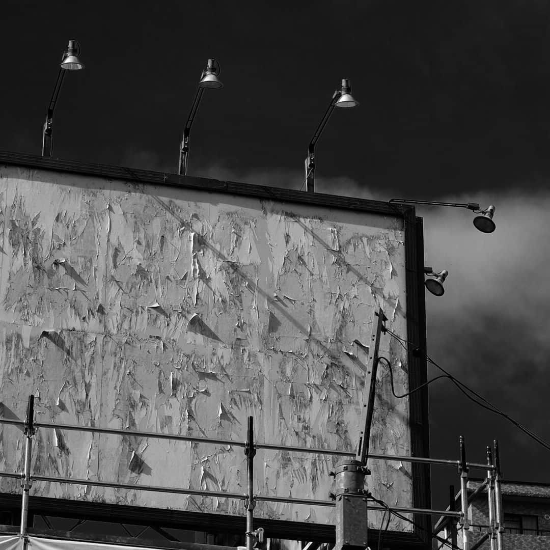 naotakeのインスタグラム：「看板 - A signboard / X-T2 & Snapseed, 20201104 . . . . bw12 #spicollective #royalsnappingartists #infamous_family #rsa_main #infinity_photo_cult #2_fineart #jp_gallery_member #jp_gallery_bnw #trb_bnw #wp_bnw  #bnw_life #bnwlife_member #bnw_life_shots #bnw_captures #world_bnw #top_bnw #team_jp_ #team_jp_モノクロ #ig_energy_bw #ig_nihon #streetphotographybnw #igersjp #blackandwhite #bnw #bnwphoto #monochrome #bw #bnwphotography #今日もx日和 #fujifilm_xseries」