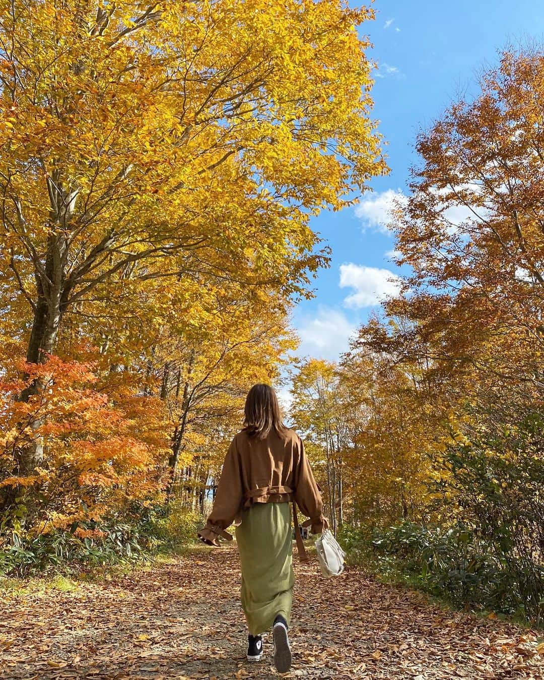 YUKIKOさんのインスタグラム写真 - (YUKIKOInstagram)「. 長野に行った時🧡 白馬岩岳スノーフィールドでの写真✨ 紅葉がベストシーズンで すんごい綺麗やった🍁 空気も美味しくて癒し空間すぎた！✨ 眩しくて目開いてないけど 紅葉綺麗やし載せる☺️笑 . 紅葉景色に馴染むコーデに したつもり🍂🧸🤎 アウターは前載せた3wayで使える @murua_official のやつで ワンピースは @rosebud_official_ 💟 . #長野観光 #長野 #白馬 #紅葉 #紅葉狩り #白馬岩岳スノーフィールド #コーデ #秋コーデ #code #coordinate #autumnfashion」11月3日 21時18分 - 128yukinco