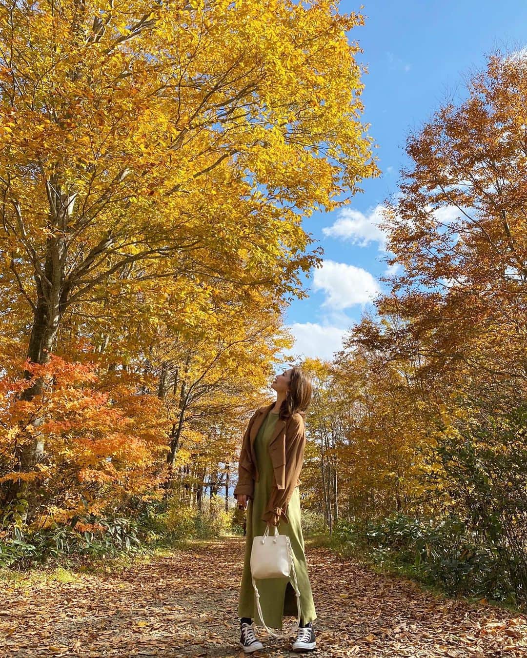 YUKIKOさんのインスタグラム写真 - (YUKIKOInstagram)「. 長野に行った時🧡 白馬岩岳スノーフィールドでの写真✨ 紅葉がベストシーズンで すんごい綺麗やった🍁 空気も美味しくて癒し空間すぎた！✨ 眩しくて目開いてないけど 紅葉綺麗やし載せる☺️笑 . 紅葉景色に馴染むコーデに したつもり🍂🧸🤎 アウターは前載せた3wayで使える @murua_official のやつで ワンピースは @rosebud_official_ 💟 . #長野観光 #長野 #白馬 #紅葉 #紅葉狩り #白馬岩岳スノーフィールド #コーデ #秋コーデ #code #coordinate #autumnfashion」11月3日 21時18分 - 128yukinco