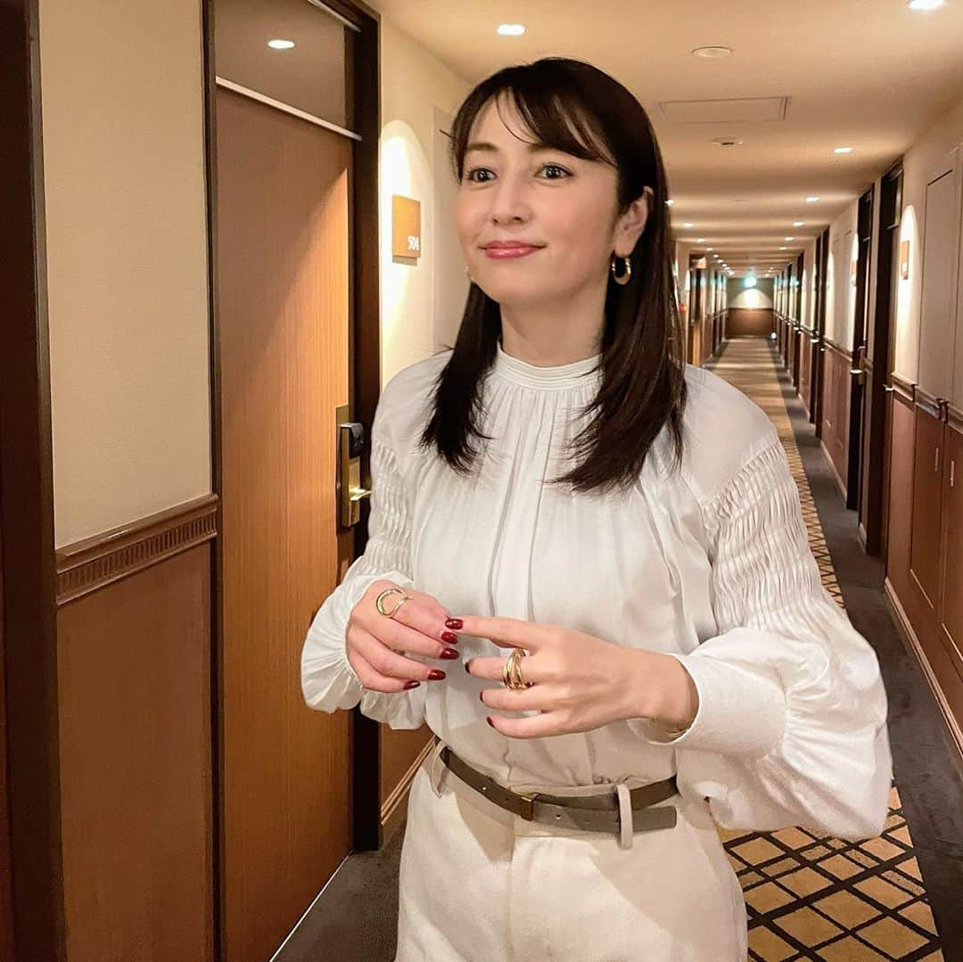 矢田亜希子さんのインスタグラム写真 - (矢田亜希子Instagram)「収録♪ #やっぱりiPhone12proのカメラがすごいとみんなで言っている#すごい暗いのにめちゃ明るく撮れる#照明つくったみたい#鮮明 衣装は @casa_fline ジュエリー  @blanciris_official  靴 @nebulonie.japan」11月3日 21時19分 - akiko_yada