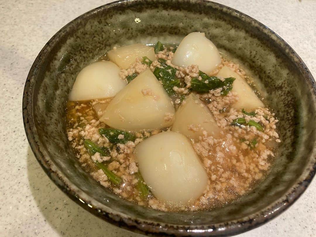 のインスタグラム：「カブをたくさんいただたので挽肉トロトロあんかけ煮と浅漬けに。  新鮮なカブで柔らかくてとろける美味しさでした。  #おうちごはん」