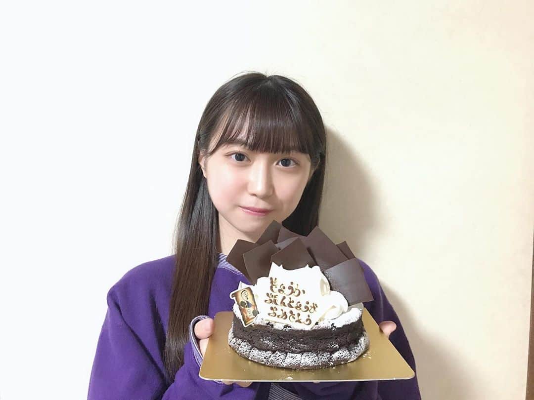 山田杏華のインスタグラム：「﻿ 今日で18歳になりました！！﻿ ﻿ 見た目も中身も大人っぽくなりたいです！💄﻿ 地元の大分県でもたくさんテレビ番組やイベントに出演させていただけるようにがんばります！！﻿ ﻿ 18歳の私もよろしくお願いします🙇‍♂️」