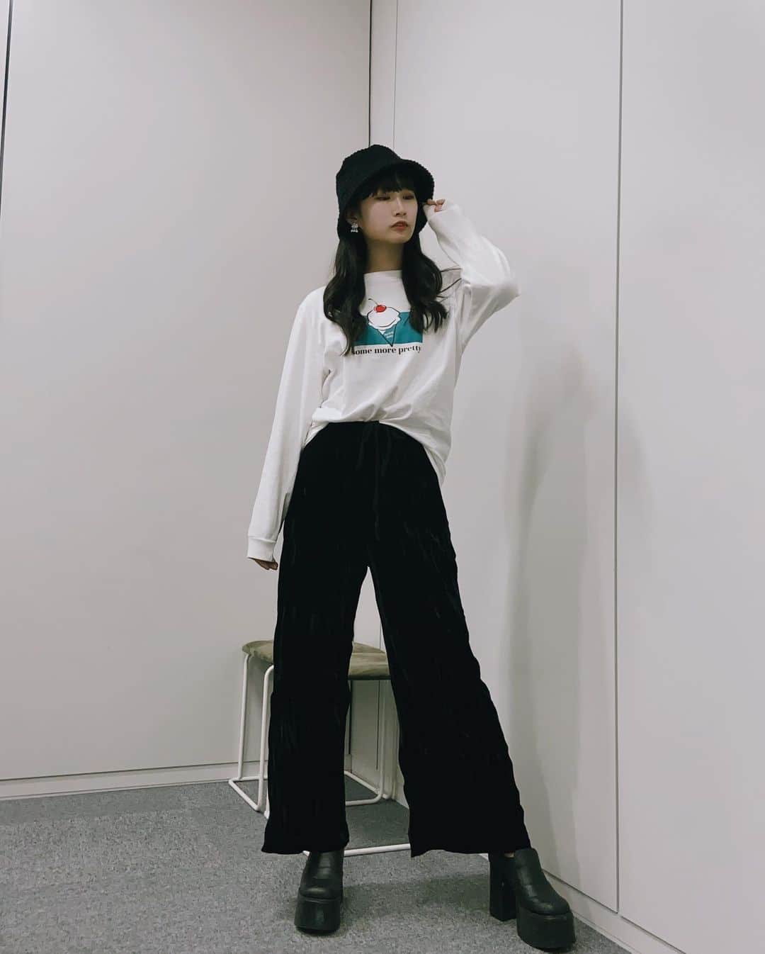 松本愛花のインスタグラム：「🍒 私服！🍃  最近はノーマルカメラで﻿ 撮るのにハマってる ！📸﻿ ﻿ これもノーマルカメラ！🌦﻿ 後からフィルムカメラで撮ったみたいな色つけた！笑﻿ ﻿ #darlingbaby  #ダリベビ  #韓国 #韓国ファッション  #バケハ  #私服」