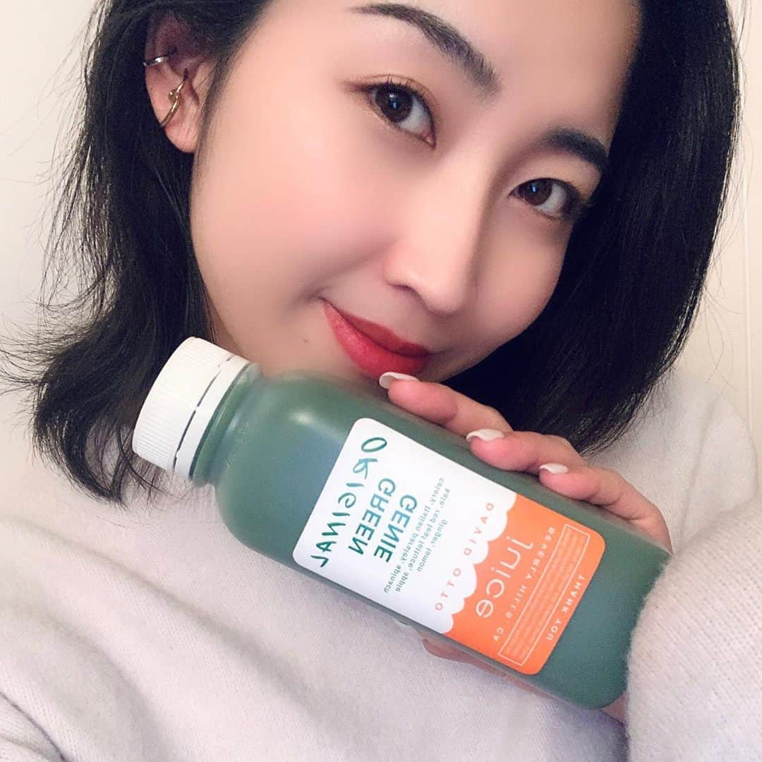 芦田美歩さんのインスタグラム写真 - (芦田美歩Instagram)「.﻿ .﻿ .﻿ ﻿ 食べすぎ飲みすぎな日が続いて﻿ 絶賛胃腸が大暴れしてるから﻿ 夜ご飯をコールドプレスジュースで置き換え☺︎﻿ ﻿ @davidottojuice は飲みやすくて大好き！﻿ 選んだグリーンジーニーには﻿ セロリ・ほうれん草・ケール・パセリ・サニーレタス・リンゴ・ショウガ・レモンが入ってるよ〜﻿ ﻿ リンゴとレモンのおかげで嫌な緑臭さもあまり感じず、﻿ ほんとにほんとに飲みやすいからおすすめ！﻿ ﻿ でもすでに固形物が恋しい…笑﻿ ﻿ .﻿ .﻿ .﻿ #コールドプレスジュース #置き換えドリンク #davidottojuice #千駄ヶ谷」11月3日 21時30分 - a.mifu_cial