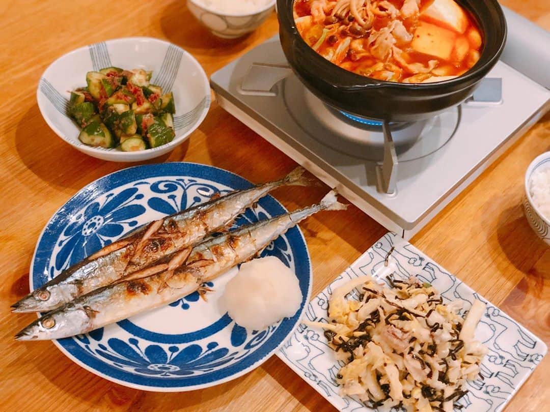 平田薫さんのインスタグラム写真 - (平田薫Instagram)「念願のサンマ🐟 今日は夫リクエストでチゲ鍋の予定だったのですが、サンマをなかなか良い値段で見つけたので… 両方ということに。味噌汁代わりにチゲ鍋。 今年初のサンマ美味しかった〜  今日は東京国際映画祭でマジレンジャーの15th anniversaryのトークイベントがあってオンラインで観ました。 小津家5人兄弟にヒカル先生まで！ 6人が並んだ姿にウルっ。そして、イベント終盤のOP曲ED曲新曲ライブに号泣。 トークイベントも笑っぱなしだったなぁ。 色々思い出す〜🥺✨  #マジレンジャー#15thanniversary  #かおる食堂 #サンマ」11月3日 21時26分 - hiratakaoru1215
