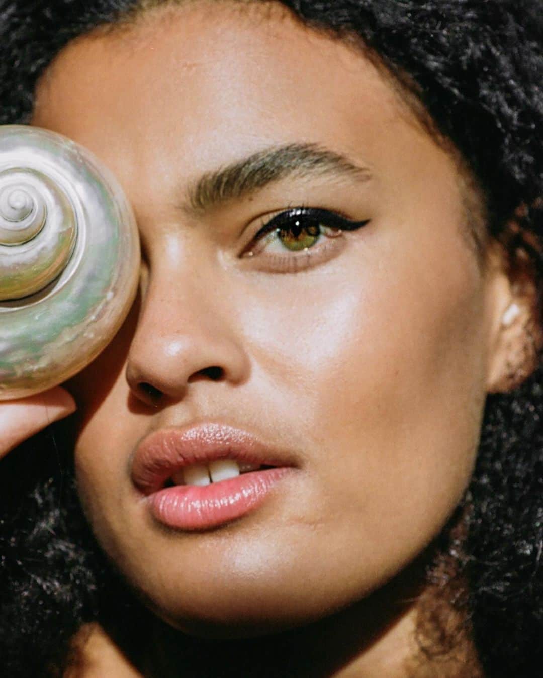 Jeanneのインスタグラム：「🐚 @ylangmess for @Rouje shot by @sophiearancio   #roujebeaute」