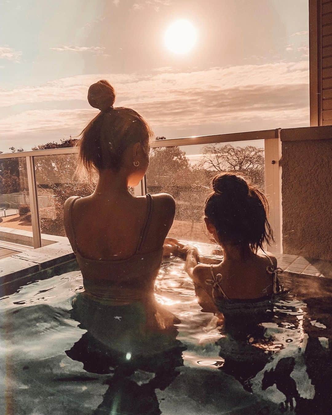 のインスタグラム：「♨️ . . 露天風呂付きのお部屋がやっぱ最高！🍻 この日ちょうど満月ですごい綺麗だったな🌕♨️ . . #umitothesalonizu」
