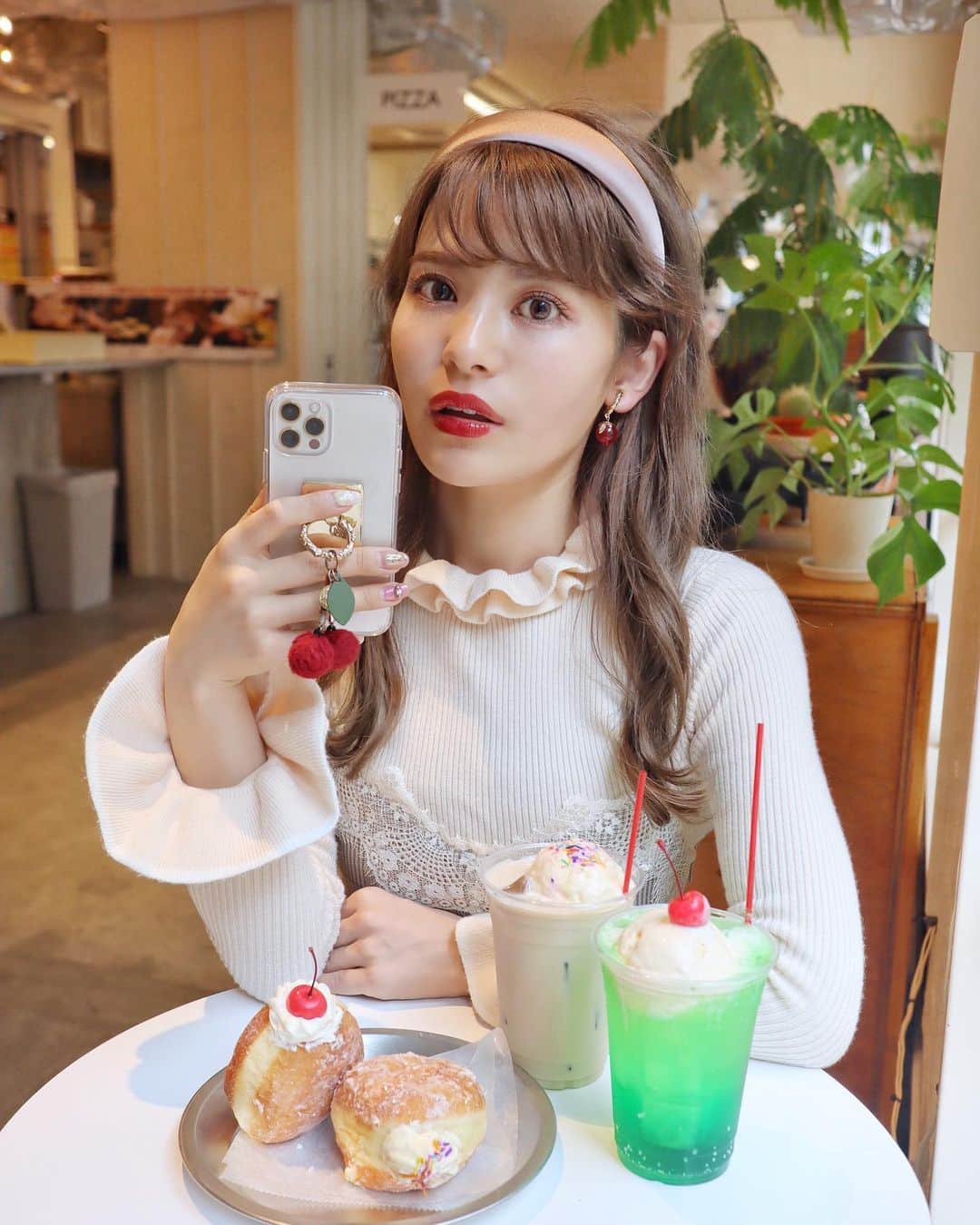 のインスタグラム：「行ってみたかったカフェ「commissary」へ🍩☕️﻿ ﻿ ﻿ みてみて❣️ついに私も😆﻿ iPhone 12proに変えました📱👏🎉❤️﻿ ﻿ ﻿ いままでXSだったので画質の違いに驚きです。﻿ 3枚目（外カメ）、4枚目（インカメ）で﻿ 比較してみました！！！﻿ 外カメはポートレートで撮ったのですが﻿ XSと比べるとすごい差があることがわかります！﻿ XSだとポートレートが曖昧な感じですね💦﻿ 11proでも十分綺麗ですが12proの方がより綺麗な印象。﻿ ﻿ インカメの差は、、びっくり😳😳😳﻿ 11proと比較しても﻿ 髪の毛や肌が圧倒的に鮮明。感動😳❣️﻿ （全てノー加工です）﻿ インスタライブやセルフィーが楽しくなりそう🤳﻿ ﻿ ﻿ ちなみに今回は﻿ @duo_style_official さんで機種変更したのですが﻿ LINEの移行やデータ移行、わからないところ等﻿ 最後まできっちりと教えてくれるし﻿ 要らないオプションも取り除いてくれるので﻿ 普通の店頭で買い替えるよりも断然おすすめです！﻿ ﻿ 月々の支払いを少なくしたい﻿ 新機種をすぐに受け取りたい方は﻿ ぜひチェックしてみてください✅﻿ ﻿ ﻿ ﻿ カフェの店内の様子やコーデも載せたよ💖﻿ knit,one-piece♡ #deicy﻿ boots♡ #porteblanche  bag♡ #thevirgins﻿ ﻿ ﻿ #iPhone12#iPhone12Pro#SoftBank#ソフトバンク#docomo #ドコモ#au#iPhone比較#commisary#iPhone#iPad#Mac#pr#5G#iPhoneケース#Android #携帯﻿#東京カフェ#日本橋カフェ」