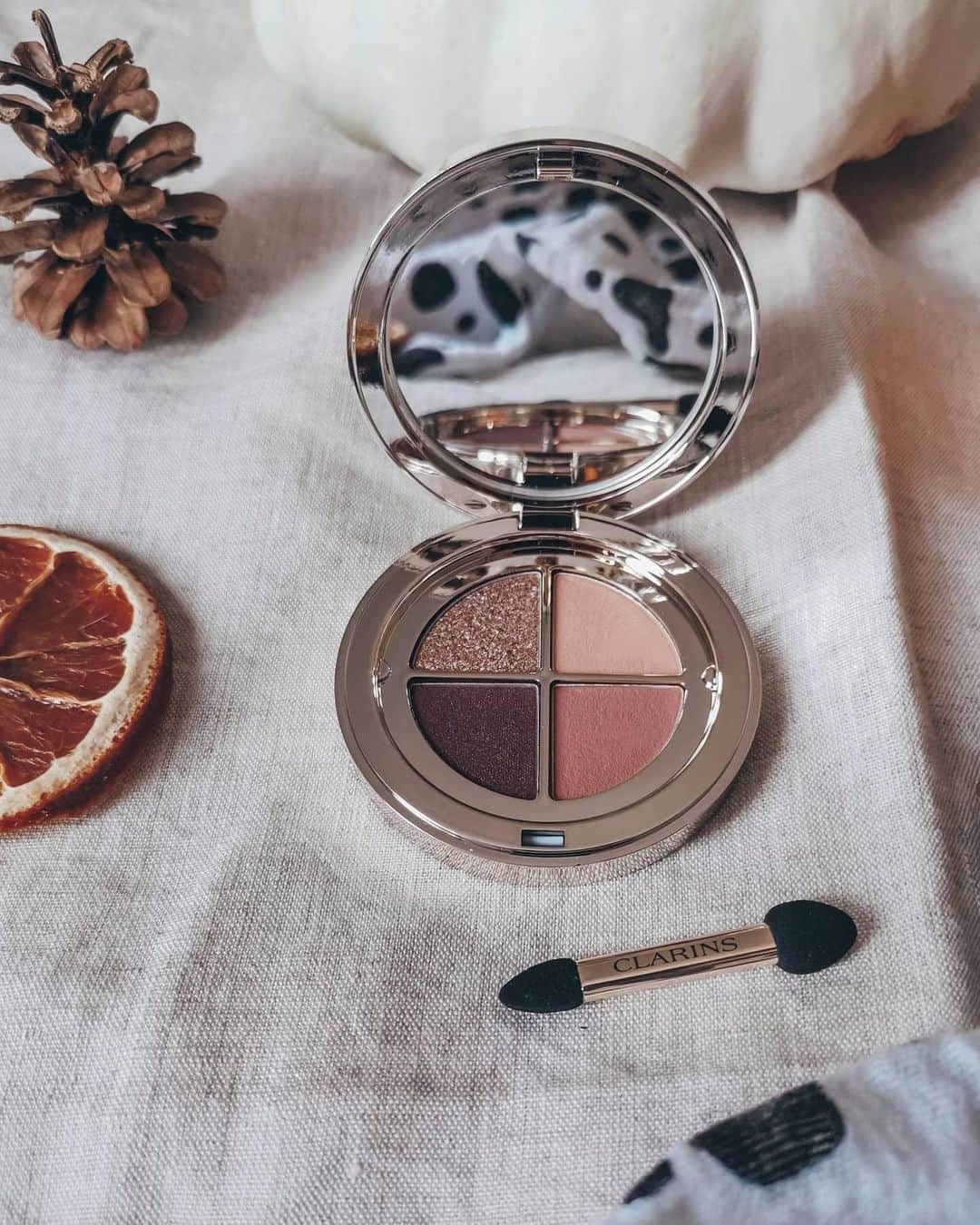 ClarinsUKさんのインスタグラム写真 - (ClarinsUKInstagram)「Streamline your make-up routine with our new eyeshadow palettes that offer a complementary edit of tones and textures, to allow you to experiment with ease.  Shade: 01 fairy tale nude gradation [📷 @mum_dalma]  #ClarinsMakeup #EyeshadowPalette」11月3日 21時30分 - clarinsuk