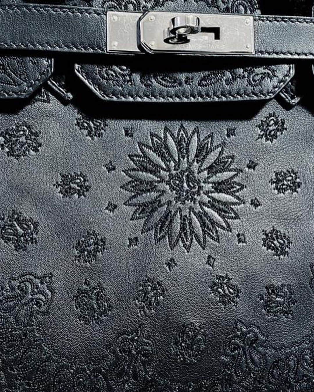 ジェイアーさんのインスタグラム写真 - (ジェイアーInstagram)「The Vintage Iconic Hermes Bag X Jay  Ahr Collection  « Bandana » BLACK  BLACK  Birkin 30 « Bandana » BLACK Provenance: Los Angeles, USA, 2007  Yarn embroidery   #hermes #jayahr #jonathanriss #kelly #birkin #constance #hermes #hermesbag #oneoff #vintage #embroidery #sustainable #Art  #iconsxjayahr #everyhumanisanartist」11月3日 21時30分 - _jay_ahr_