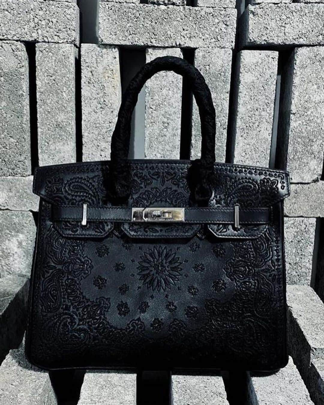 ジェイアーのインスタグラム：「The Vintage Iconic Hermes Bag X Jay  Ahr Collection  « Bandana » BLACK  BLACK  Birkin 30 « Bandana » BLACK Provenance: Los Angeles, USA, 2007  Yarn embroidery   #hermes #jayahr #jonathanriss #kelly #birkin #constance #hermes #hermesbag #oneoff #vintage #embroidery #sustainable #Art  #iconsxjayahr #everyhumanisanartist」