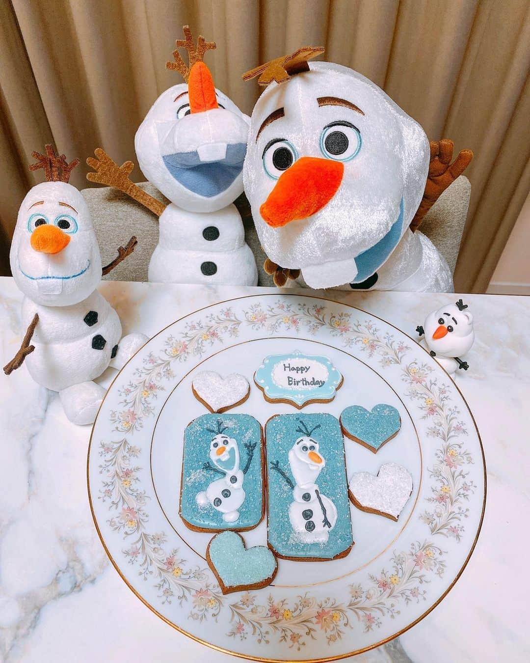 倉岡生夏のインスタグラム：「アイシングクッキー🍪 ・ ・ 最近は特にオラフ子が溢れる投稿になってますが、、💓 ・ 実はアイシングクッキー作りは初めて⭐️ 一度 @mali.mahalo ちゃんとコラボしてお料理教室で開催したことはあります💓 ・ ・ またできたらいいな〜💓 ・ ・ #アイシングクッキー  #アイシングクッキー教室  #オラフ  #オラフメルヘンランド  #愛され料理 #デコスイーツ  #キャラスイーツ  #キャラ弁  #おうちディズニー  #olaf  #disneygram  #sweetstagram」