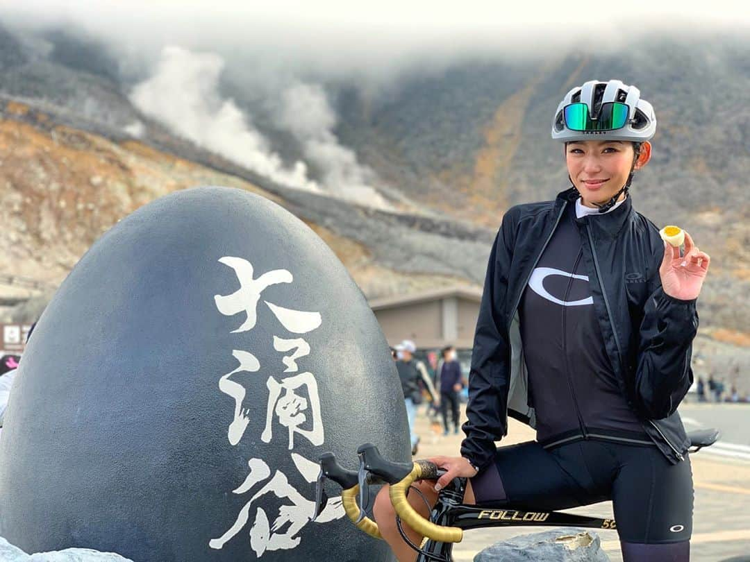 福田萌子さんのインスタグラム写真 - (福田萌子Instagram)「#OakleyCyclingClub 小田原からひと山越えて芦ノ湖をぐるり、そして大涌谷まで⛰🚴‍♀️✨ 紅葉のはじまった樹々のカーテンから落ちる、木漏れ日の中を駆け抜けた60km(獲得標高1400m)のコース🍁🍃 燻製たまごと黒たまご、合わせて4つも食べちゃった😋🥚 ライド中の良いプロテインだしお塩で塩分も取れるし、箱根ライドは最高です🥰 沢山食べたからか、たまごが段々オークリーロゴに見えてきた（笑）と言うより、たまごに似てるオークリーロゴが好きなのかも😂♥️  一緒に走ったゲストライダーの皆さんはマウンテンバイク(ダウンヒル)とBMXの日本チャンピオン達🇯🇵🥇🏆 みんなの下りのフォームを見ながら走ったからか、なんだか下りが上達した気がします☺️遅い私のポタリングに付き合って、サポートしてくれて有難う✨  OCCサイクリングイベントに参加してくれた方達とも、同じコースを走って同じ時間をシェア出来てとっても嬉しい🤲🏻 自転車好きな人も、これから自転車に乗りたい人も、ぜひOCCサイクリングコミュニティに参加してね😊🚴‍♀️♥️  #OCC #oakley #oakleybike #cycling #cyclinglife #hakoneride #オークリー #サイクリング #大涌谷 #大涌谷くろたまご」11月3日 21時33分 - moekofukuda